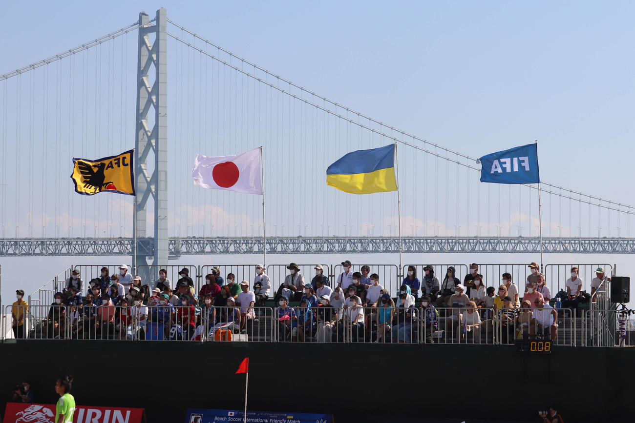ビーチサッカー国際親善試合の日本－ウクライナで掲げられた各国の国旗や連盟旗（撮影・波部俊之介）2022年10月1日、兵庫・明石市内