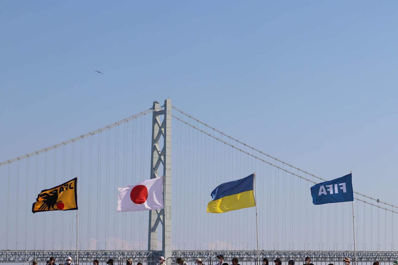 ビーチサッカー国際親善試合の日本－ウクライナで掲げられた各国の国旗や連盟旗（撮影・波部俊之介）2022年10月1日、兵庫・明石市内