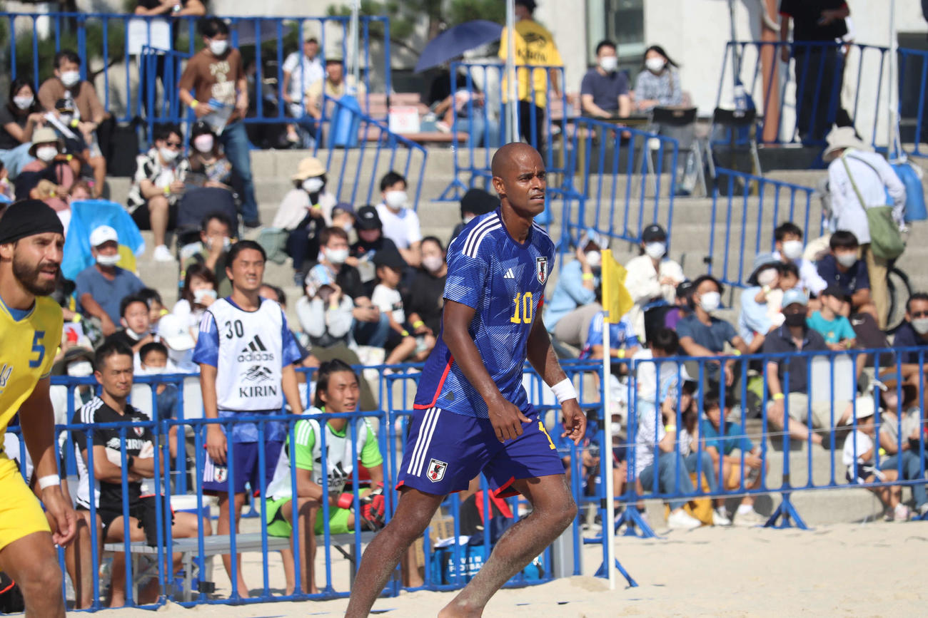 ビーチサッカー国際親善試合の日本－ウクライナで、選手兼監督で出場した茂怜羅オズ（撮影・波部俊之介）2022年10月1日、兵庫・明石市内
