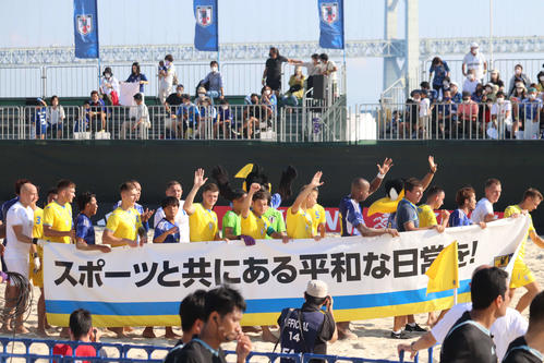ビーチサッカー日本代表 ウクライナとの親善試合４ ２で勝利 会場にウクライナのサポーターも 日本代表 日刊スポーツ