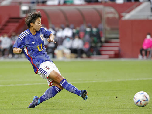 日本―ナイジェリア　前半、シュートを放つ田中美（共同）