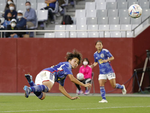 日本―ナイジェリア　前半、ヘディングでゴールを狙う田中美（共同）