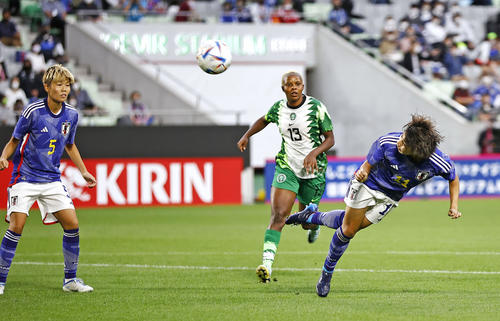 日本―ナイジェリア　前半、ヘディングでゴールを狙う田中美（右）（共同）
