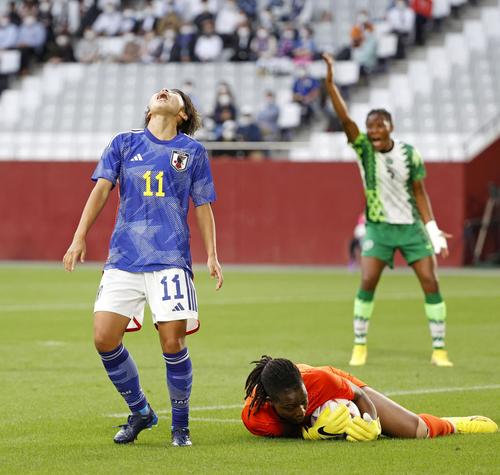 日本―ナイジェリア　前半、シュートを阻まれ、天を仰ぐ田中美（共同）