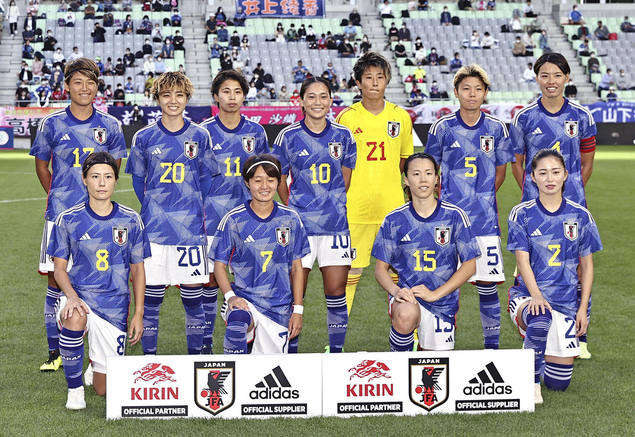 ナイジェリア戦に臨む女子日本代表。（前列左から）猶本、宮沢、杉田、清水、（後列左から）高橋、北村、田中美、長野、GK平尾、三宅、熊谷（共同）