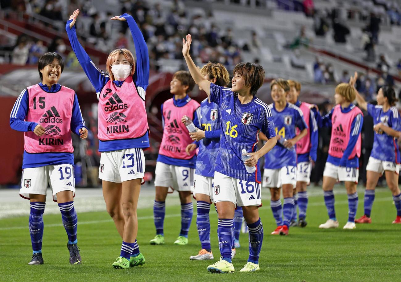 ナイジェリアに勝利し、サポーターの声援に応える（手前左から）（共同）