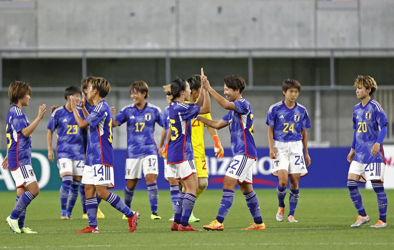 ナイジェリアに勝利し、タッチを交わす女子日本代表（共同）