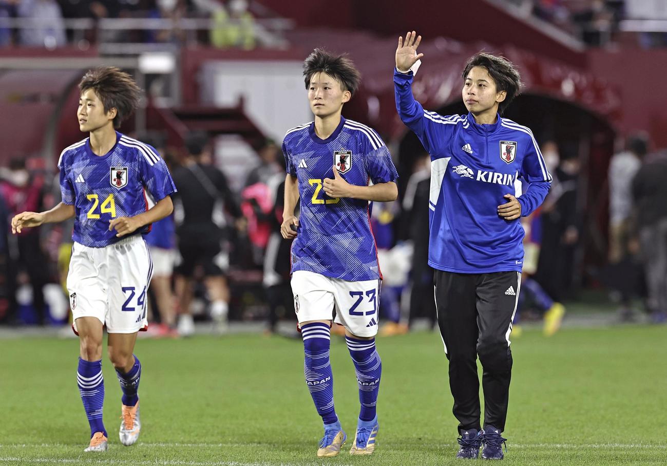 ナイジェリアに勝利し、サポーターの声援に応える（右から）田中美、藤野、浜野（共同）