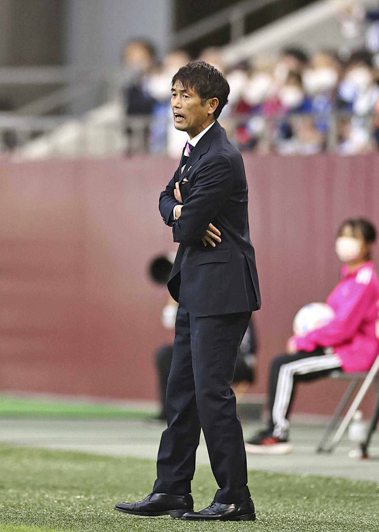 日本―ナイジェリア　前半、試合を見守る池田監督（共同）