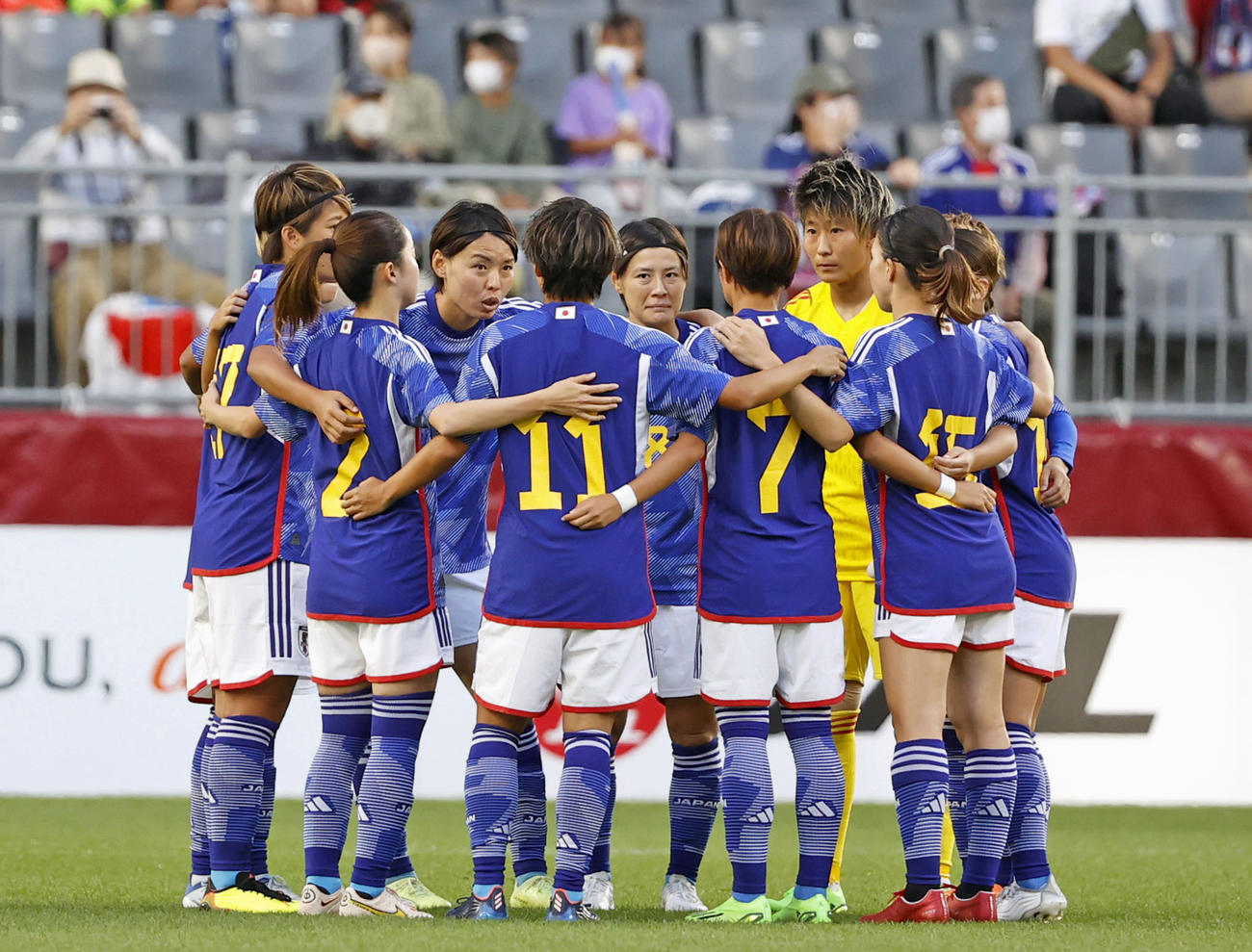 ナイジェリア戦の前半開始前に円陣を組む熊谷（奥左）ら女子日本代表（共同）
