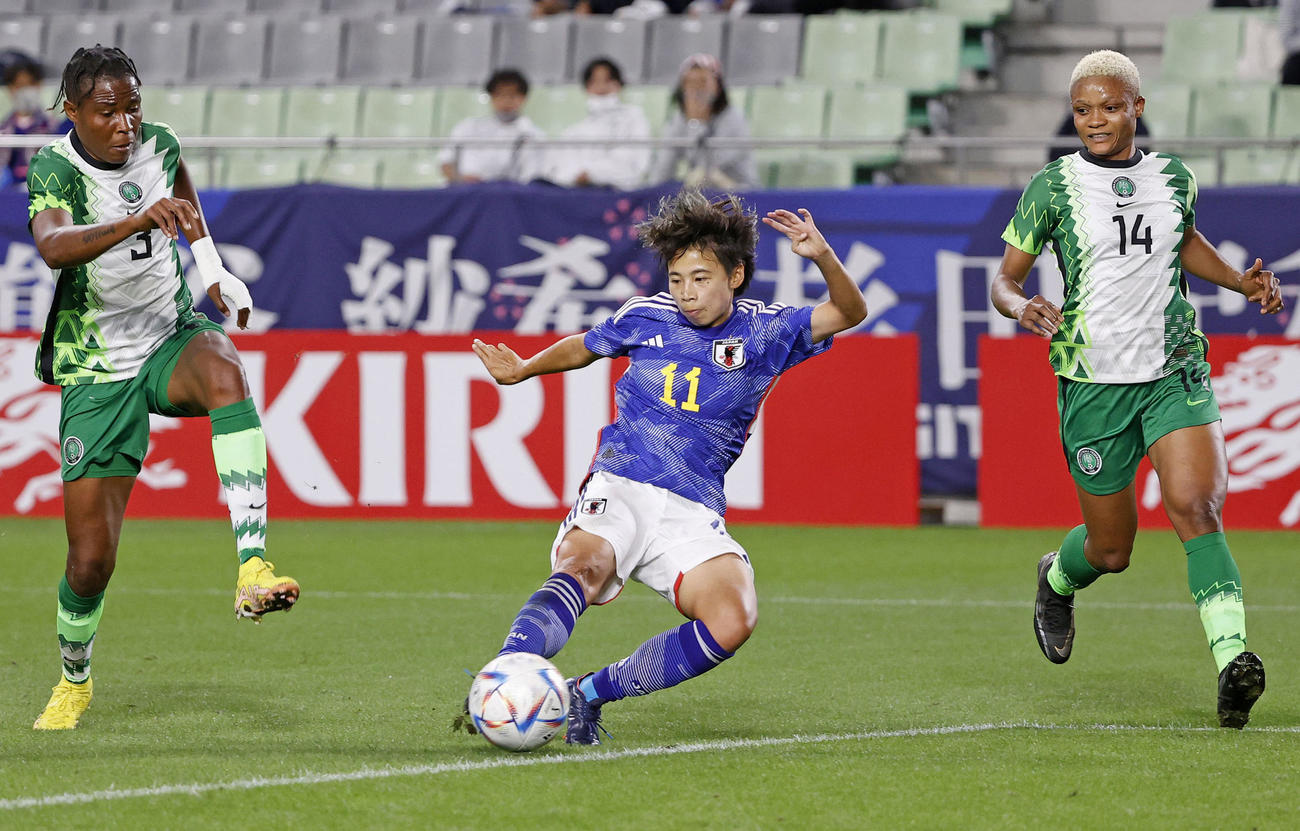 日本対ナイジェリア　後半、先制ゴールを決める田中美（中央）