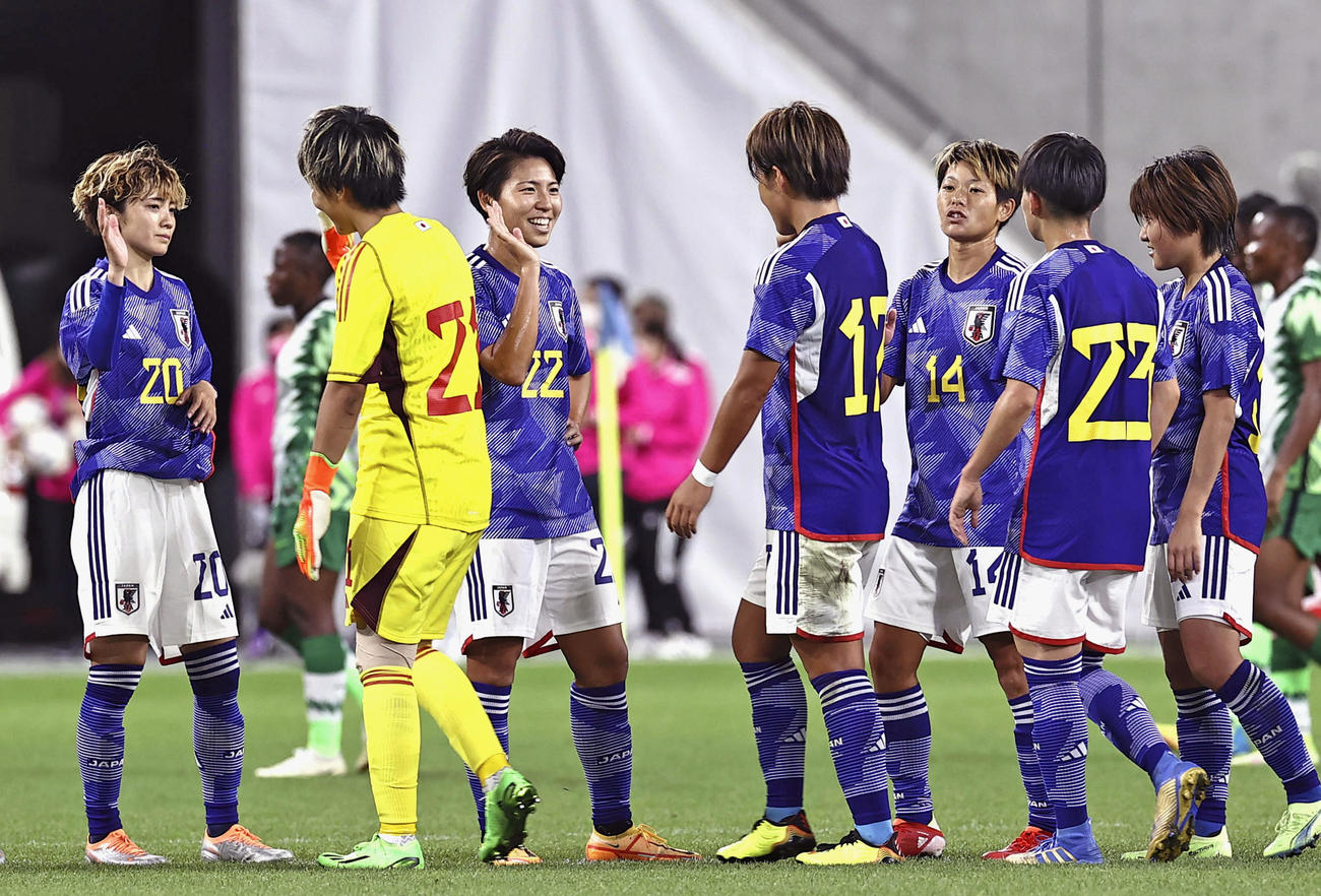 ナイジェリアに勝利しタッチを交わす清家（左から3人目）ら女子日本代表