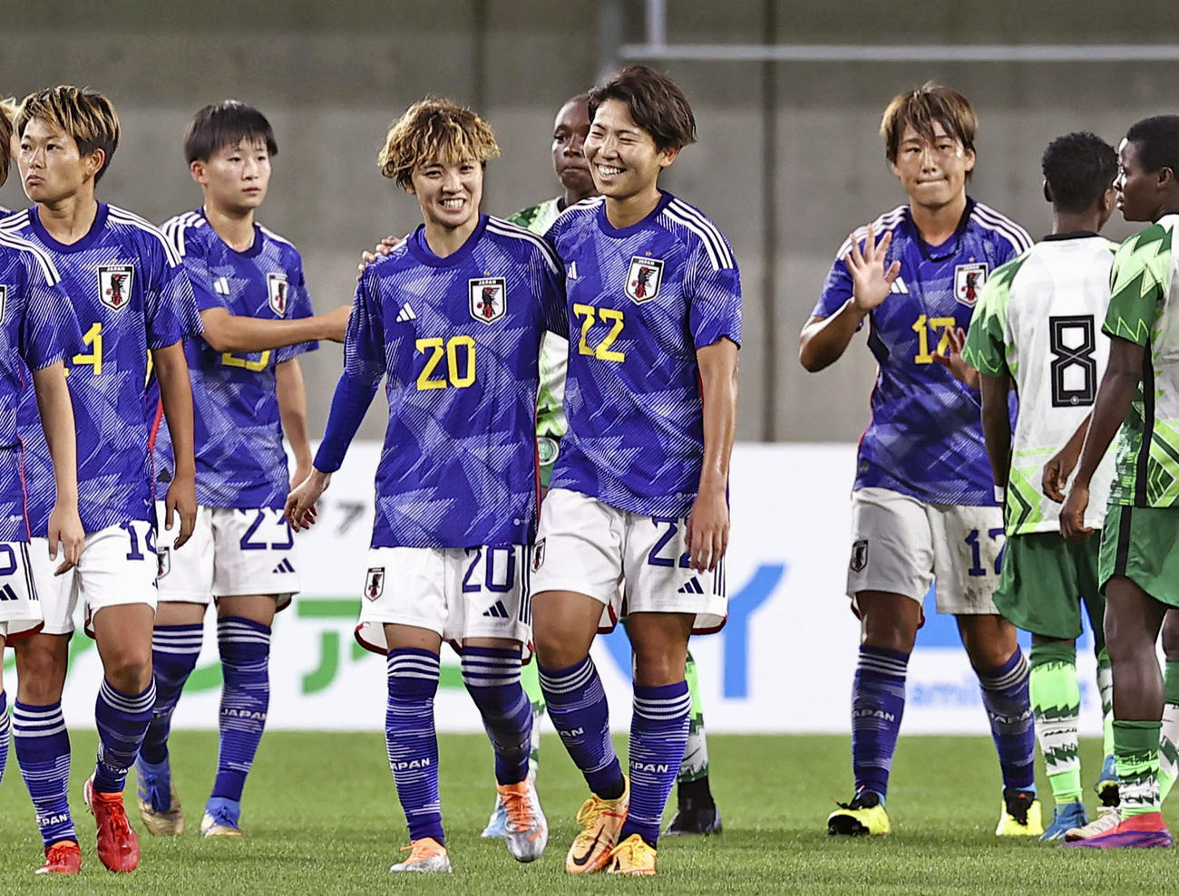 ナイジェリアに勝利し笑顔を見せる北村（中央左）、清家（同右）ら女子日本代表