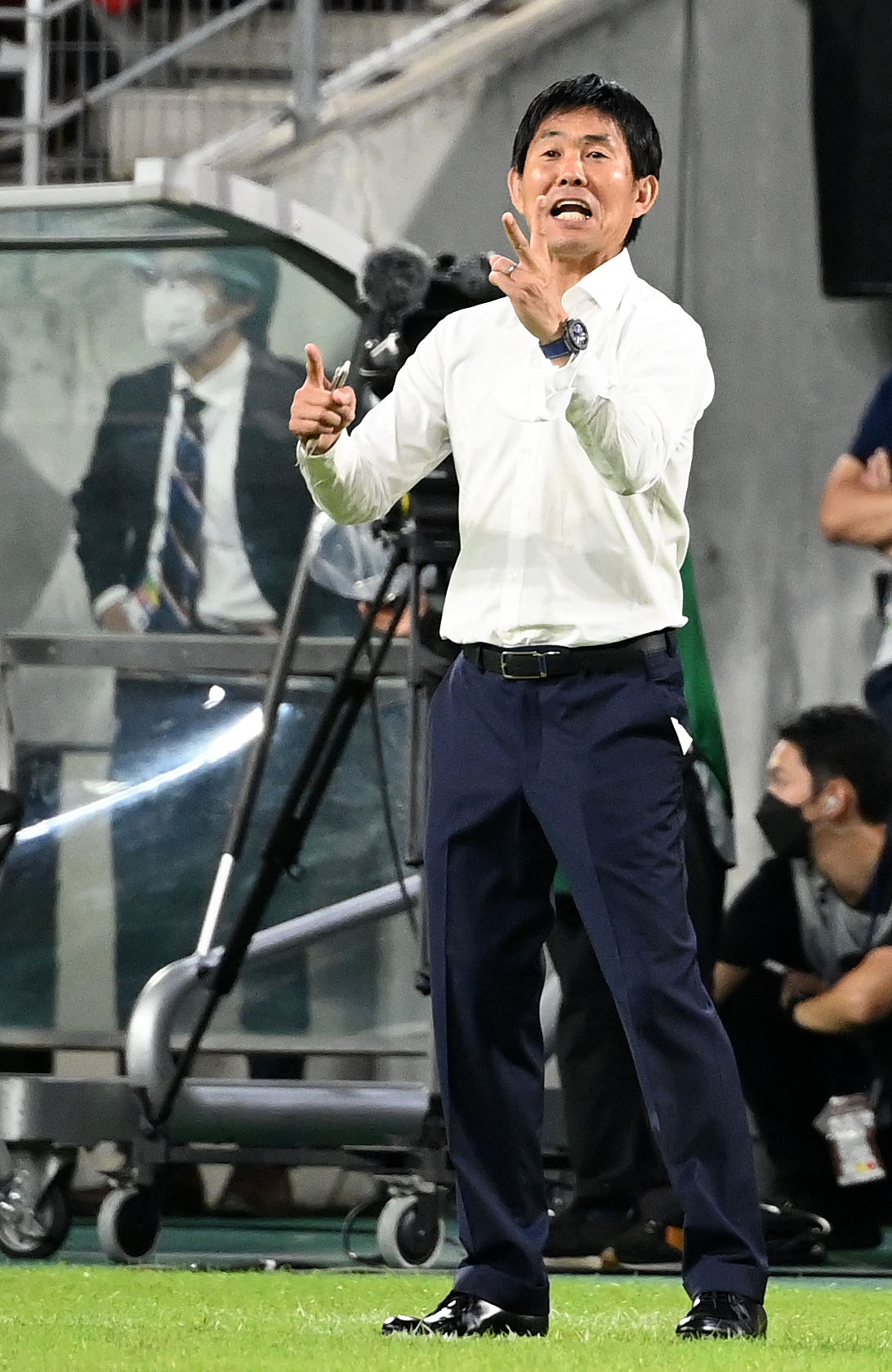 7月27日、韓国戦で指示を出す森保監督