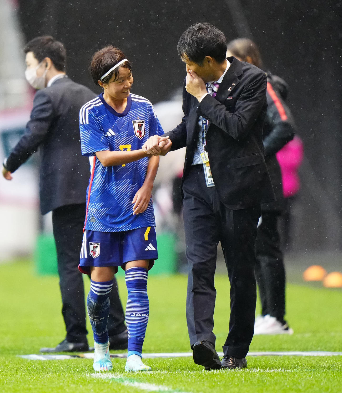 日本対ニュージーランド　後半、交代し池田監督（右）と握手を交わす宮沢（撮影・江口和貴）