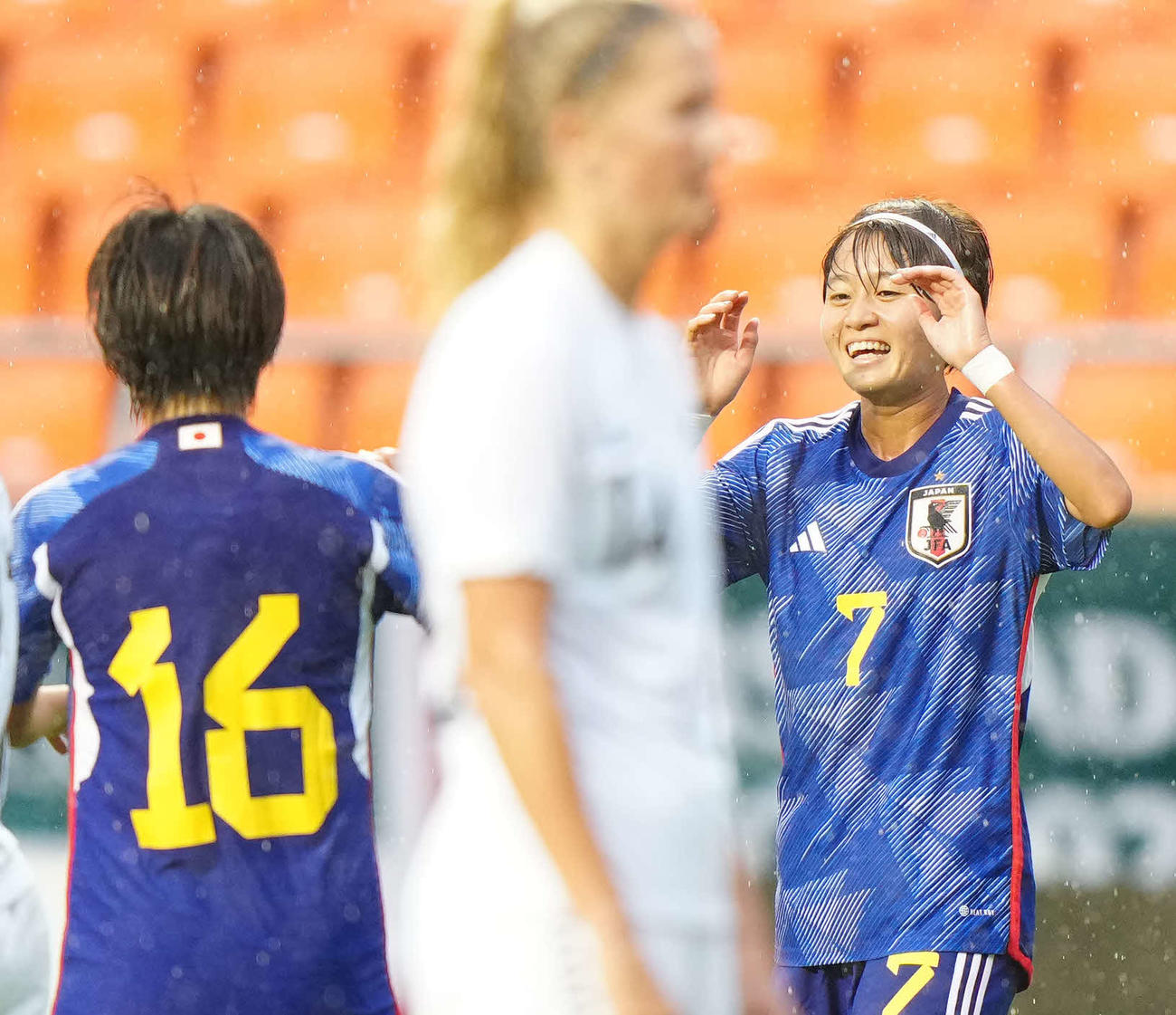 日本対ニュージーランド　前半、先制ゴールを決め、笑顔を見せる宮沢（右）（撮影・江口和貴）