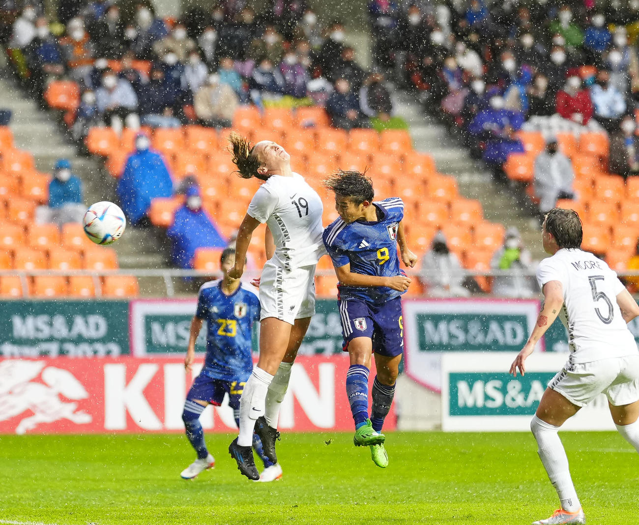 日本対ニュージーランド　後半、ヘディングでゴールを決める植木（中央右）（撮影・江口和貴）