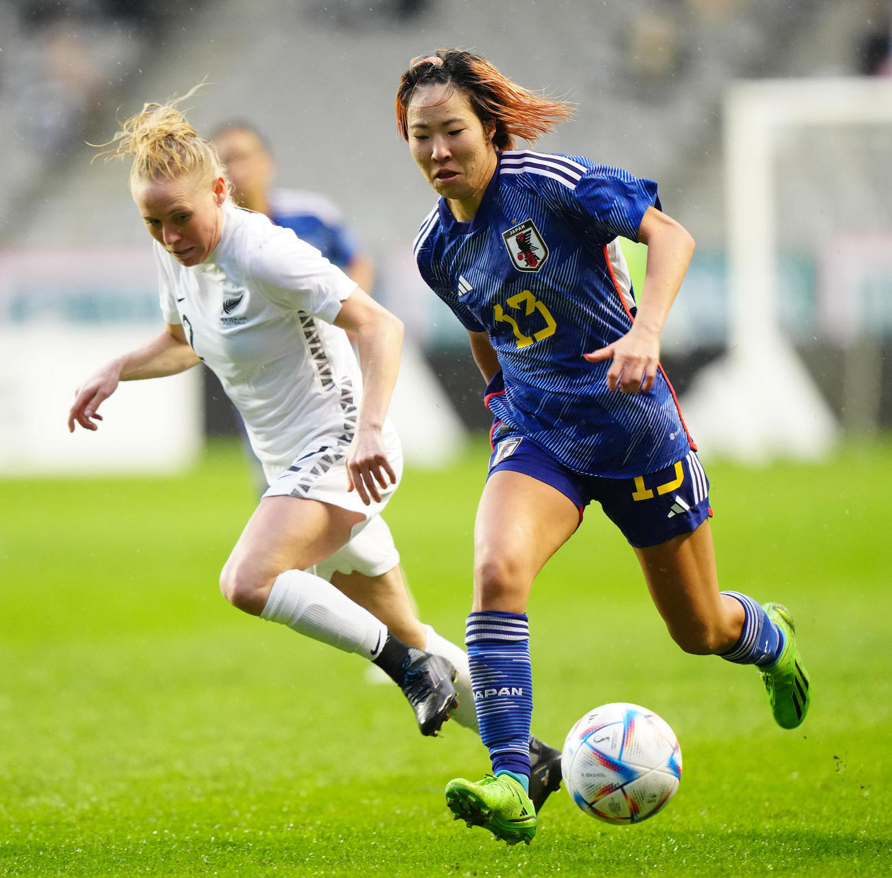 日本対ニュージーランド　後半、ドリブルする遠藤（右）（撮影・江口和貴）