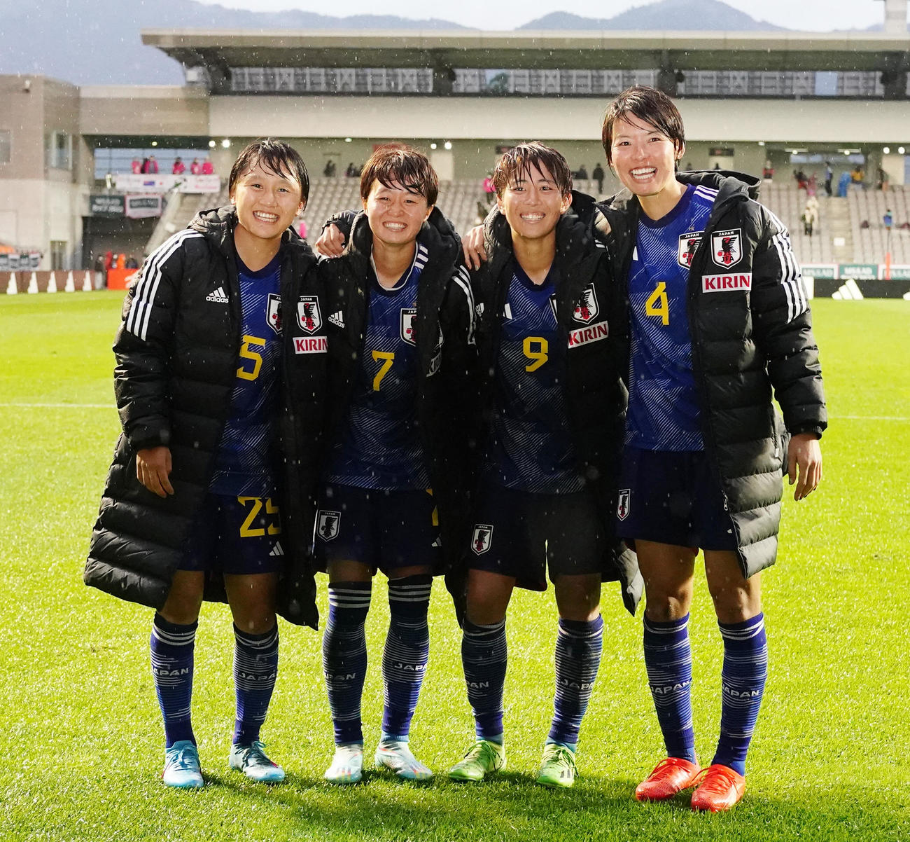 日本対ニュージーランド　試合後、笑顔で写真に納まる、左から小山、宮沢、植木、熊谷（撮影・江口和貴）