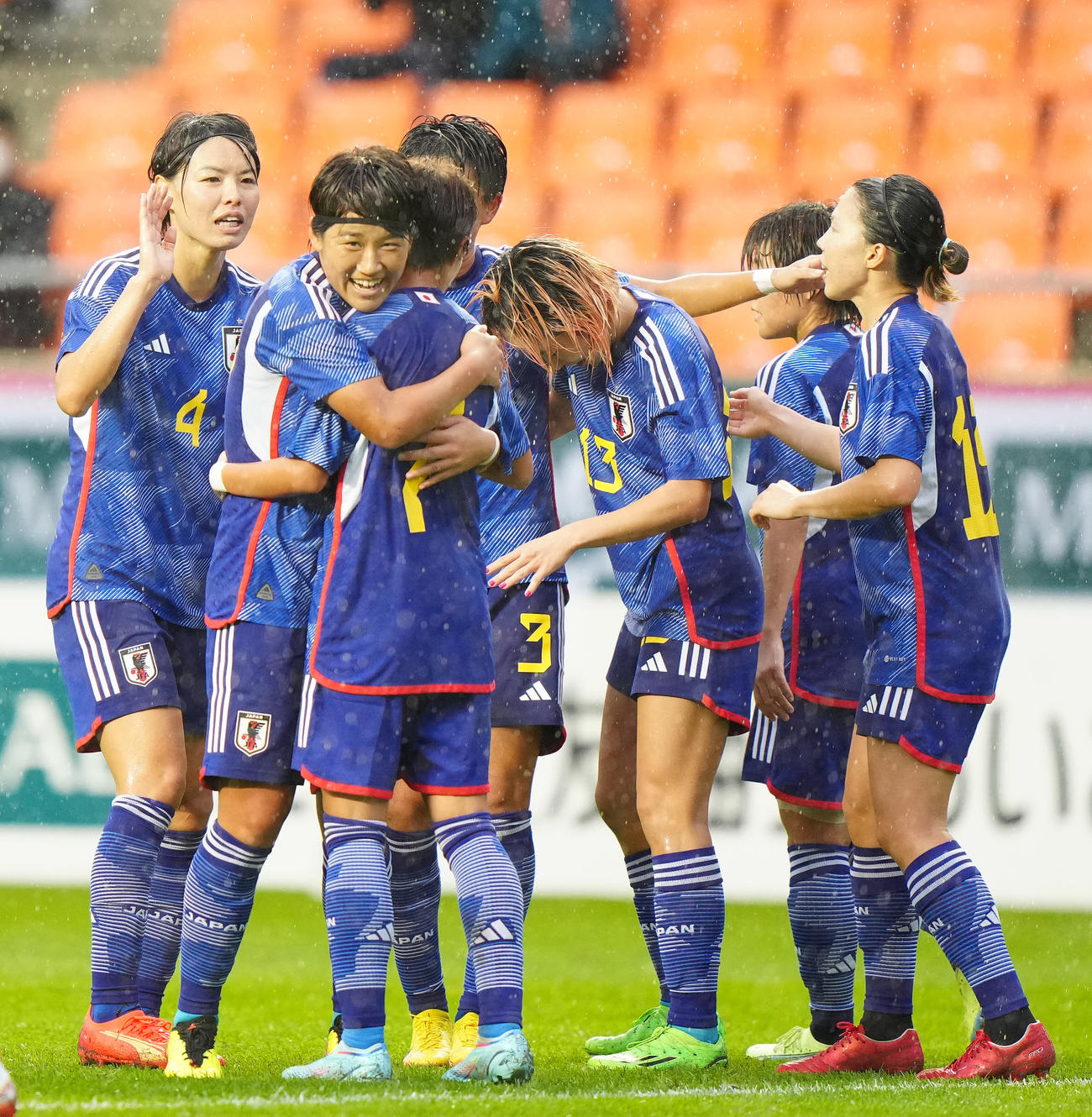 日本対ニュージーランド　前半、宮沢（左から3人目）が先制ゴールを決め、祝福する熊谷（左端）ら選手たち（撮影・江口和貴）