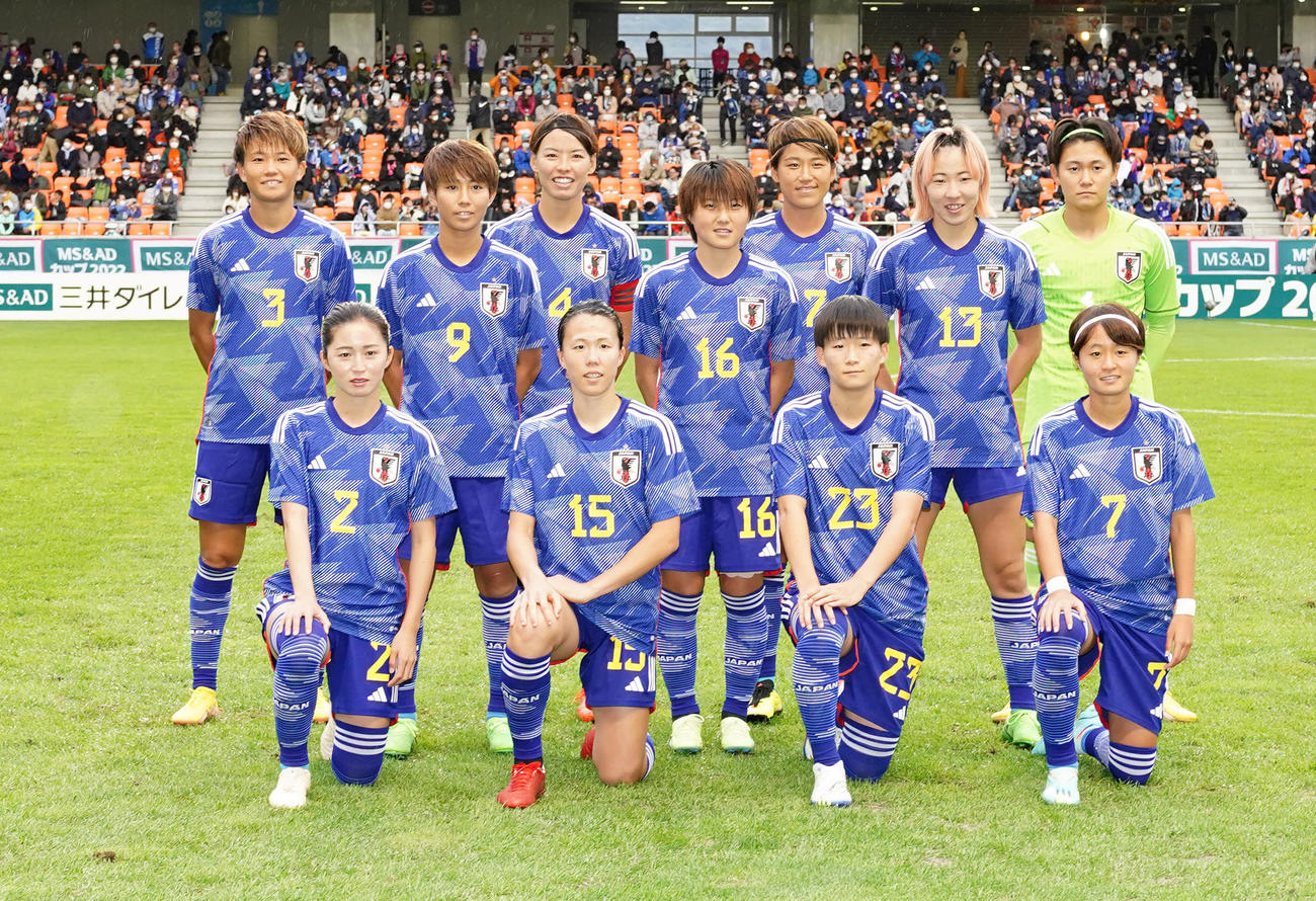 日本対ニュージーランド　試合前、集合写真に納まるサッカー女子日本代表の選手たち（撮影・江口和貴）