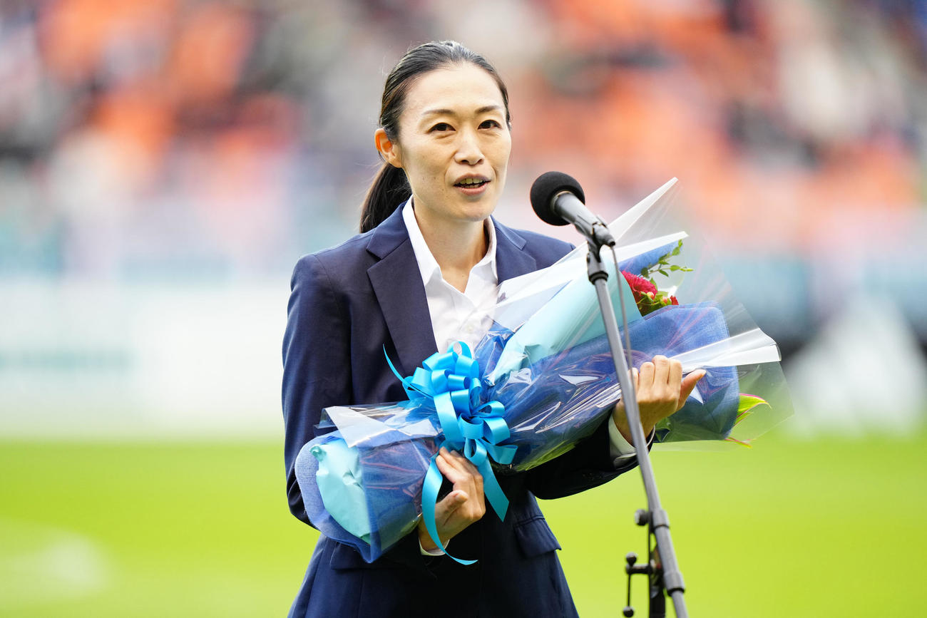 日本対ニュージーランド　試合前、カタールW杯の壮行会であいさつする山下良美審判員（撮影・江口和貴）