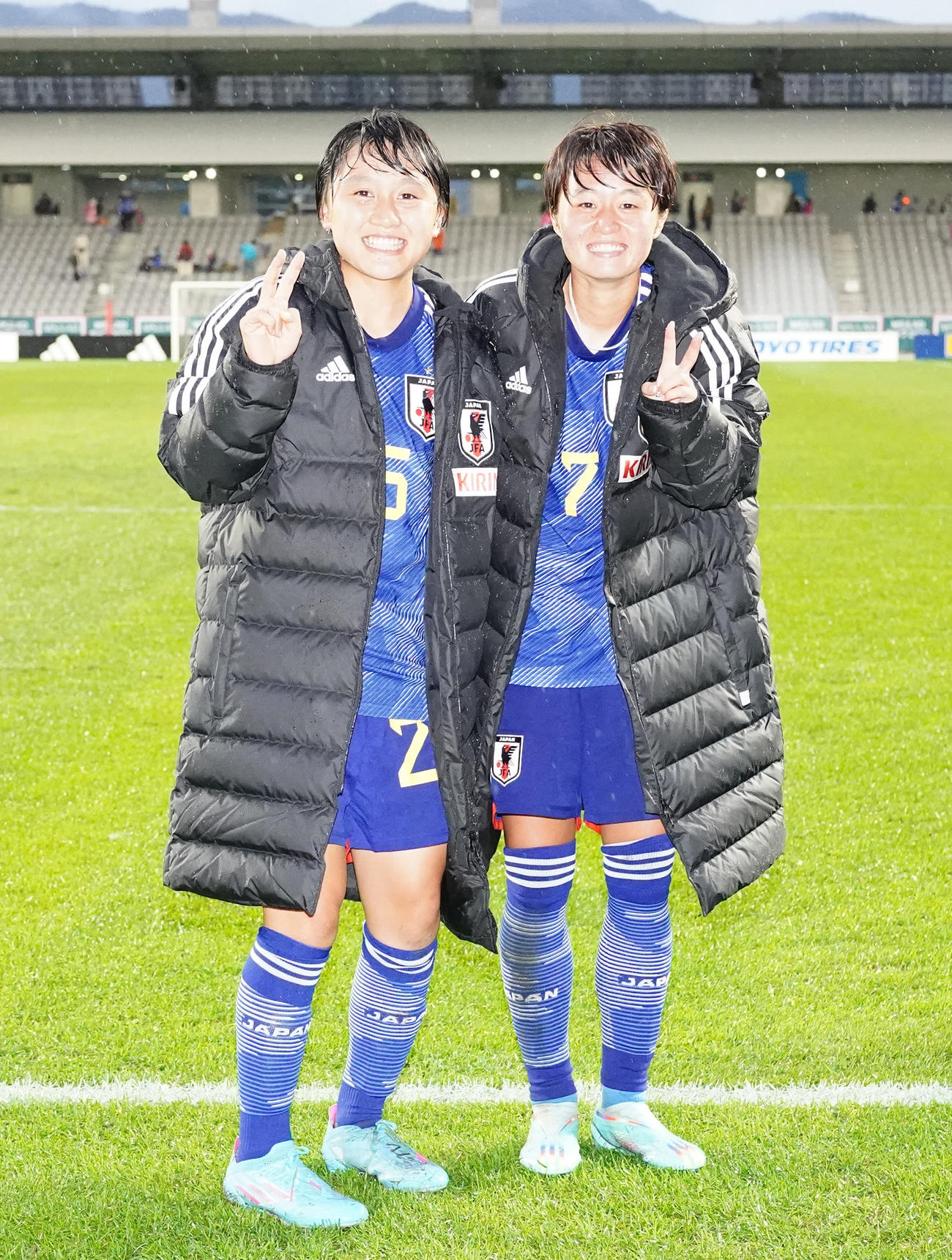 日本対ニュージーランド　試合後、笑顔で写真に納まる小山（左）と宮沢（撮影・江口和貴）