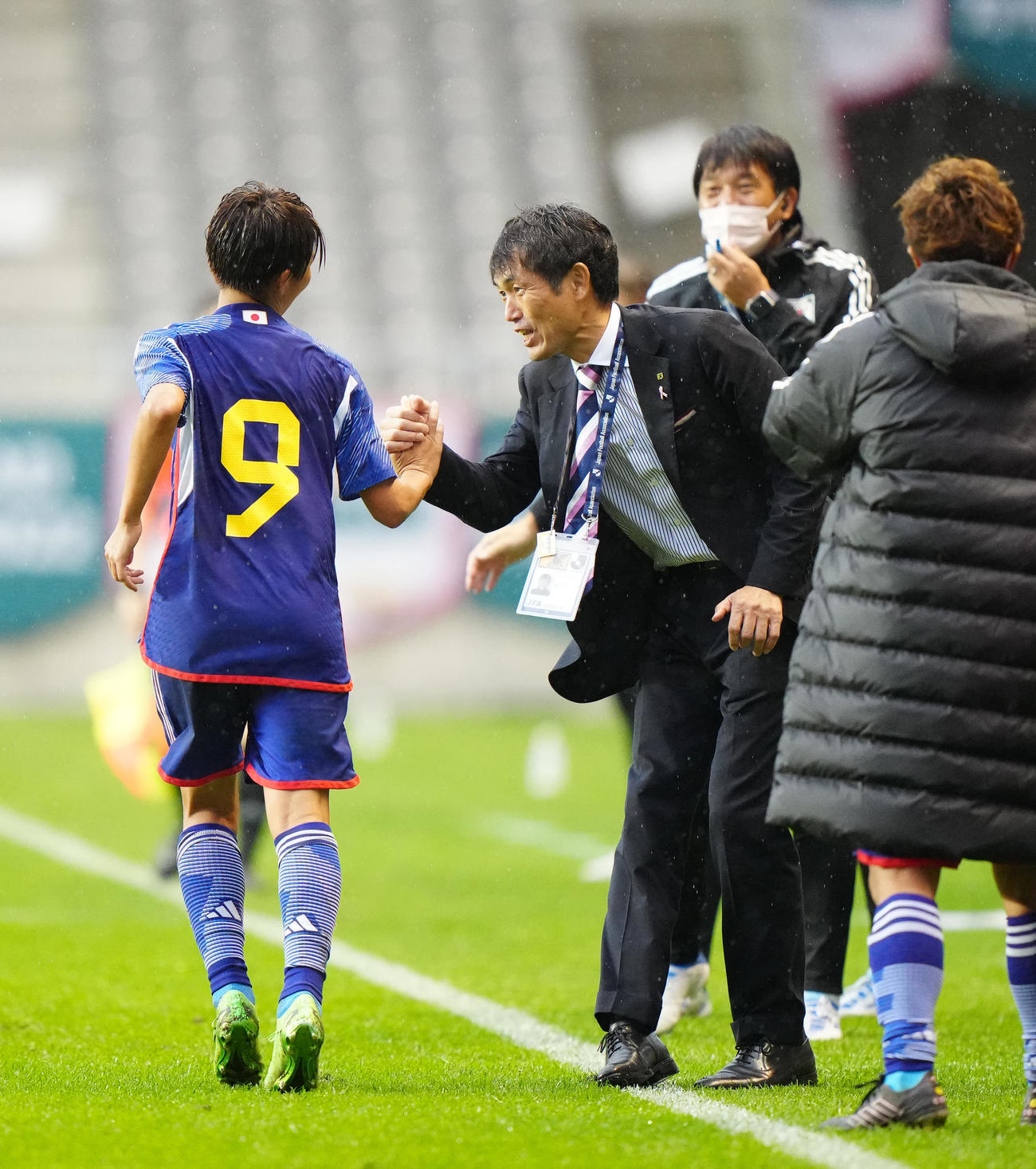 日本対ニュージーランド　後半、ゴールを決めた植木（左）と握手を交わす池田監督（撮影・江口和貴）