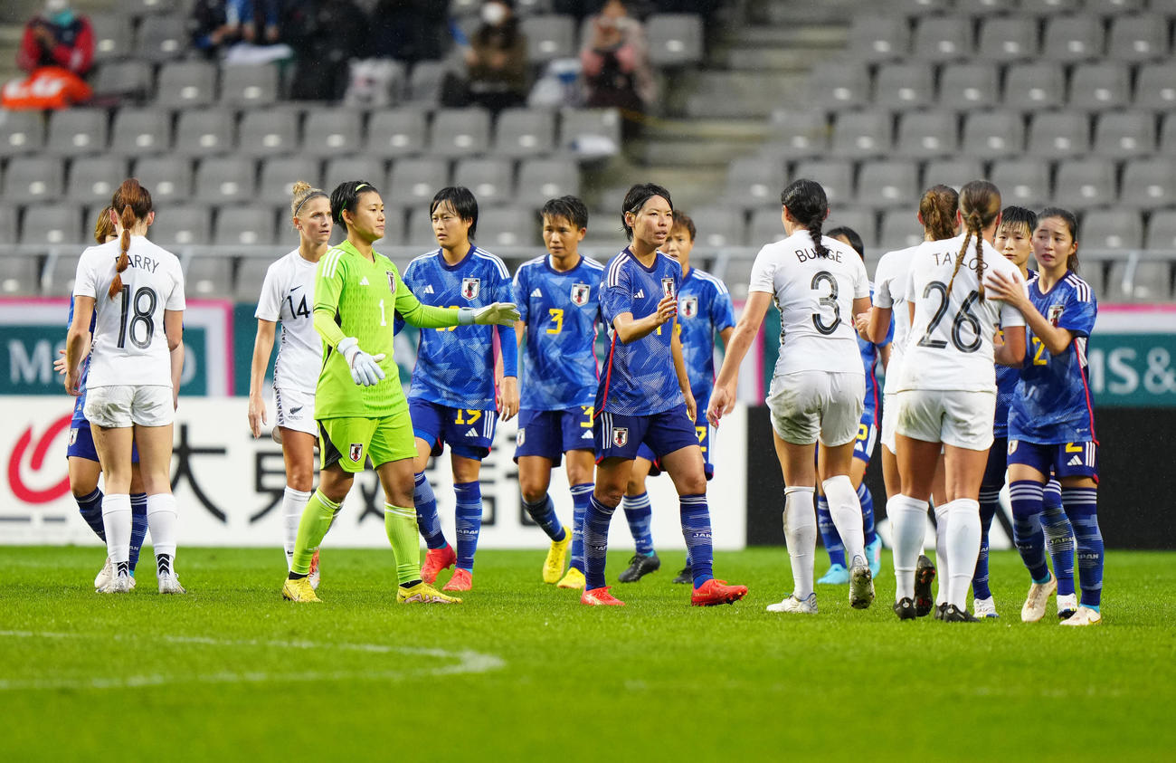 日本対ニュージーランド　試合後、タッチを交わす熊谷（中央）ら女子日本代表の選手たち（撮影・江口和貴）