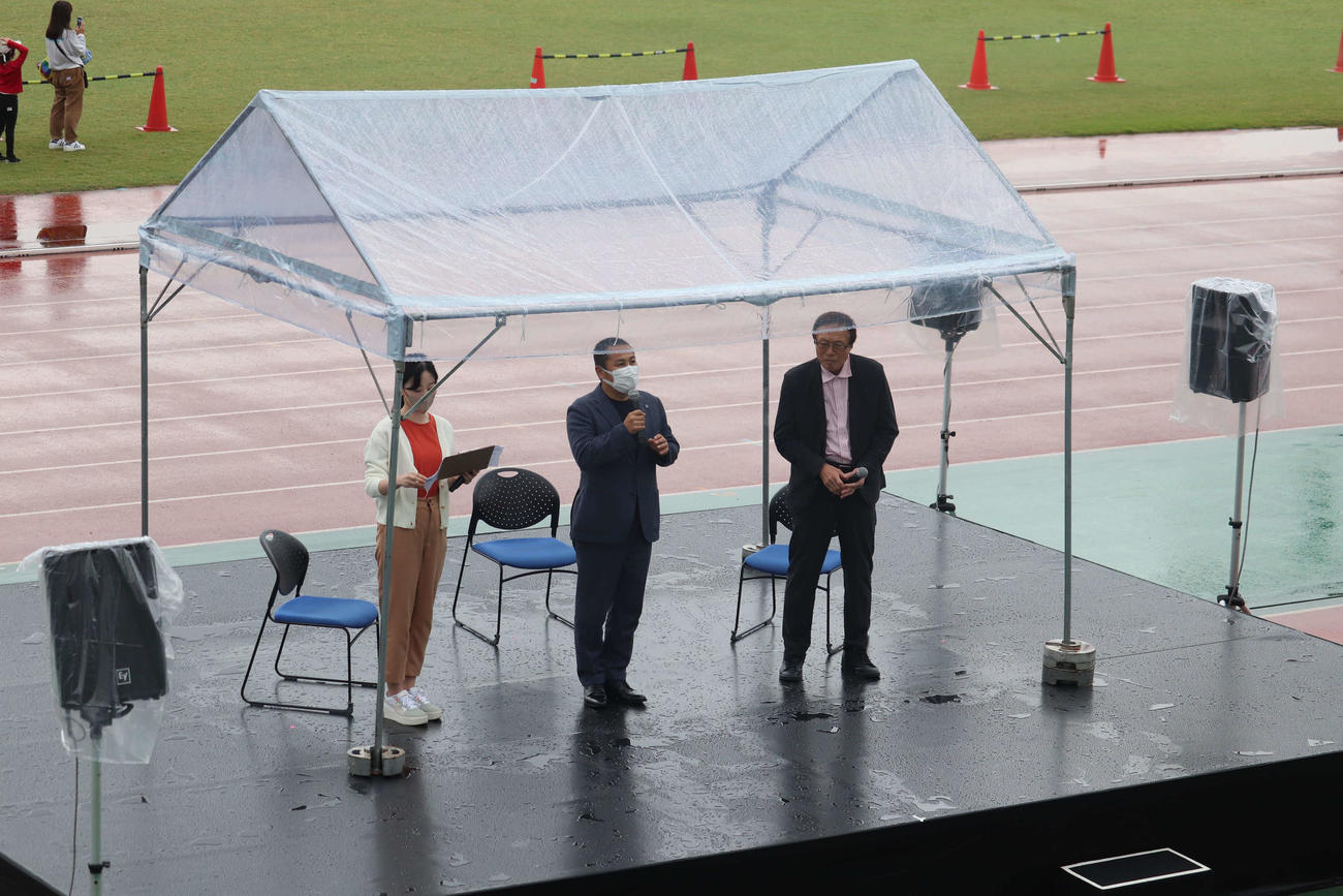 「Do Sports Fes 2022」で対談した森島寛晃（中央）と釜本邦茂（右）。左は司会の関明日香