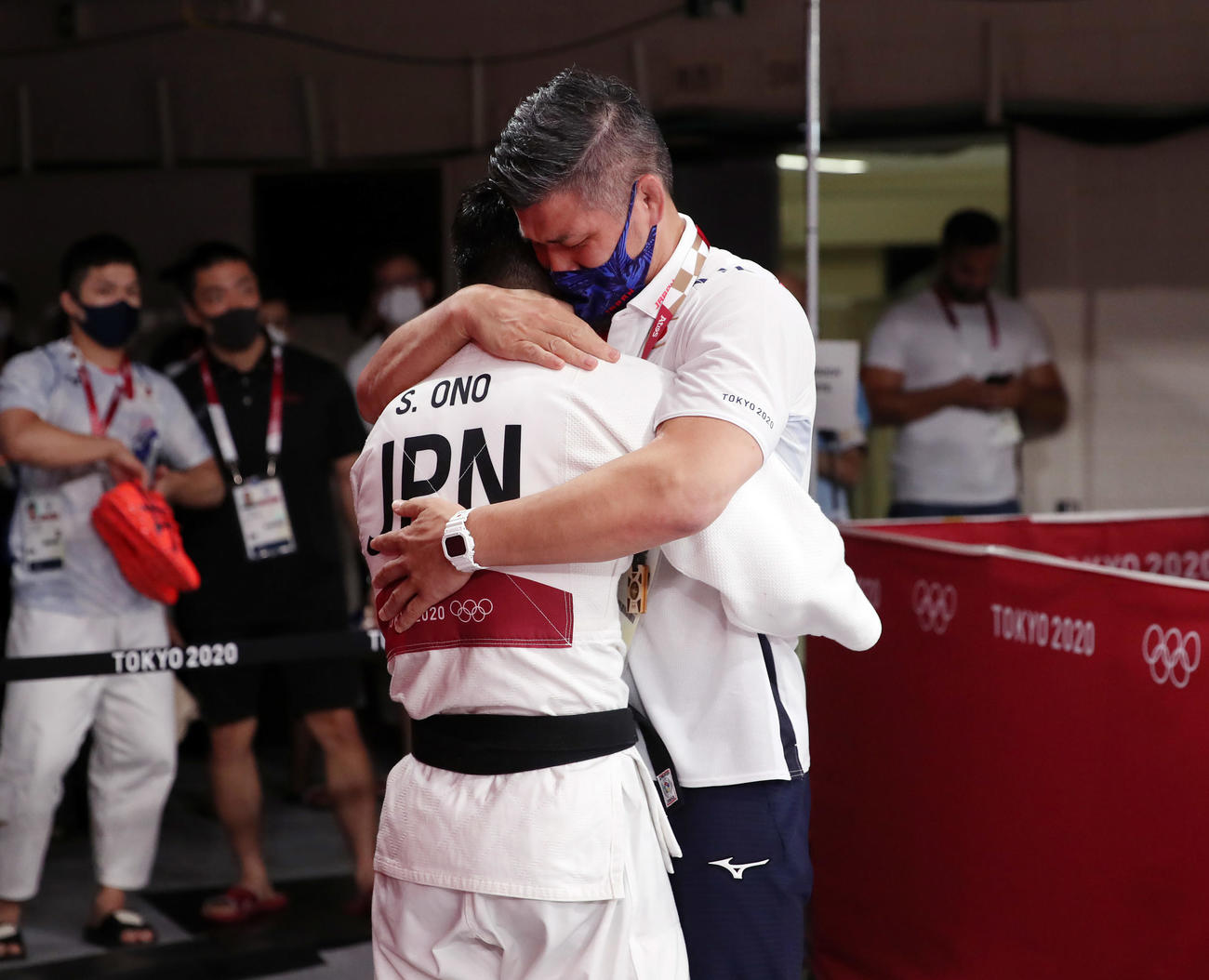 東京五輪　男子73キロ級決勝　連覇を達成した大野（手前）と抱き合い、喜びを分かち合う井上監督（2021年7月26日撮影PNP）