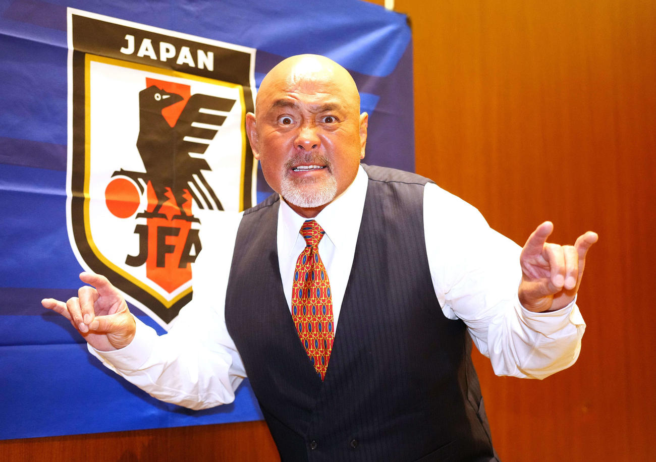 プロレスLOVEポーズを見せる武藤敬司（撮影・江口和貴）