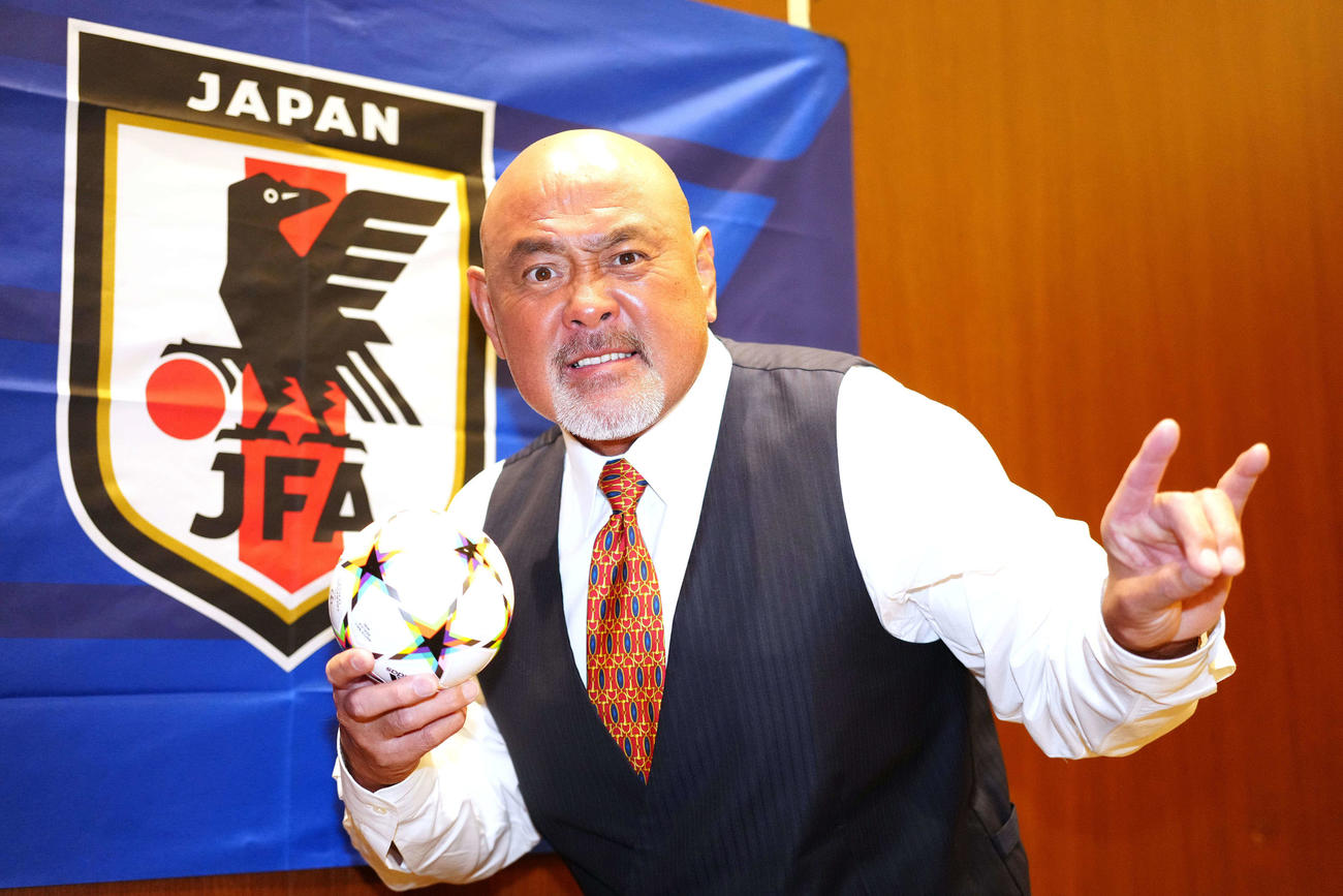 ミニボールを手にプロレスLOVEポーズを見せる武藤敬司（撮影・江口和貴）
