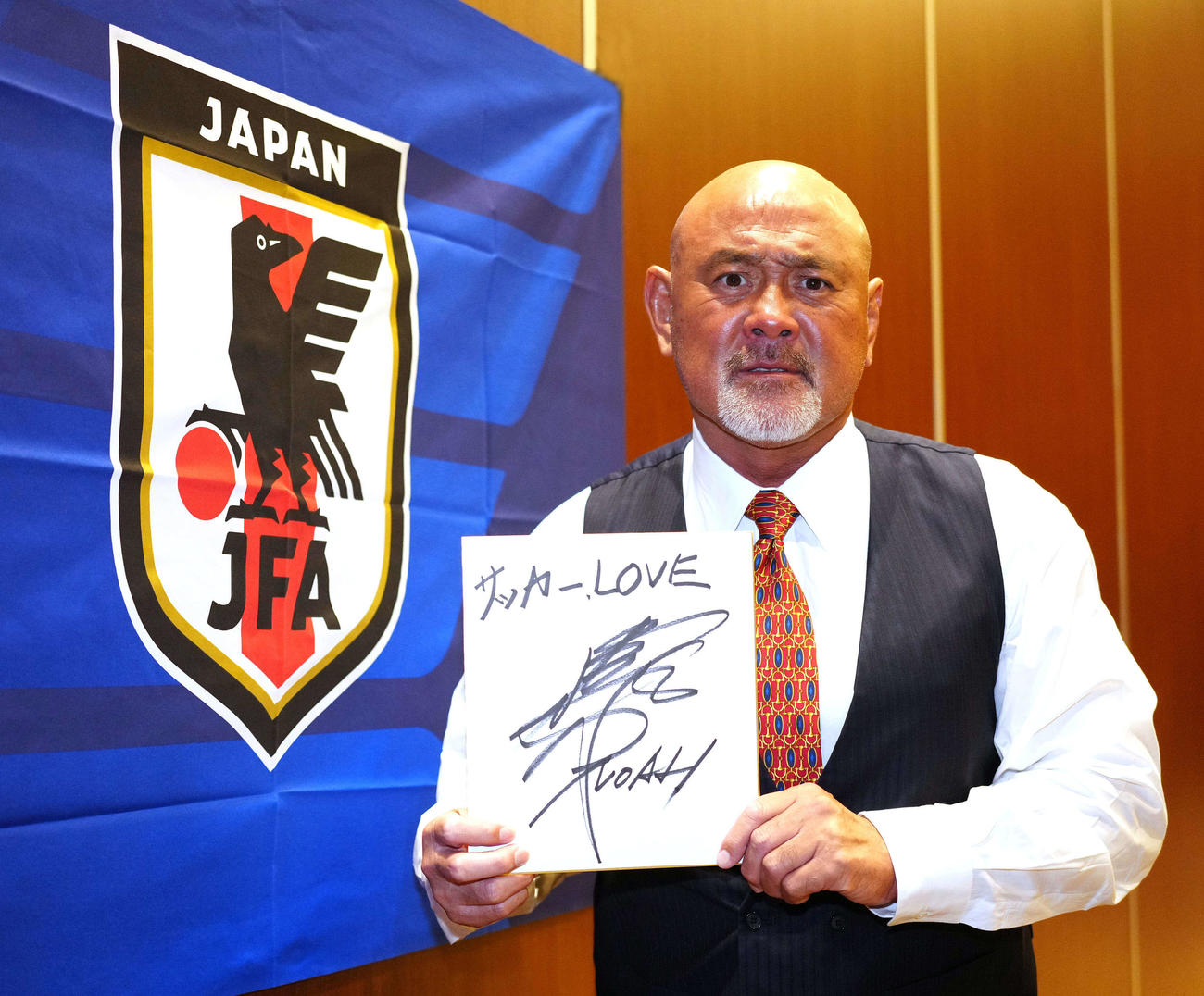 色紙に「サッカーLOVE」と記したプロレスラーの武藤敬司（撮影・江口和貴）