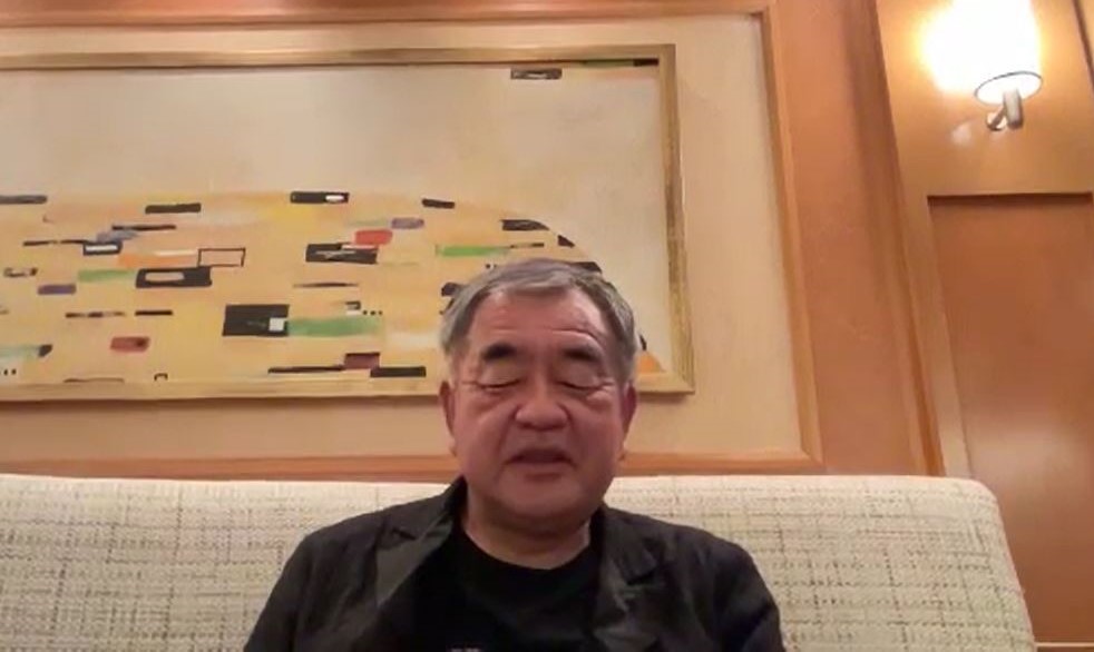 オンライン取材に応じる隈研吾氏（撮影・磯綾乃）