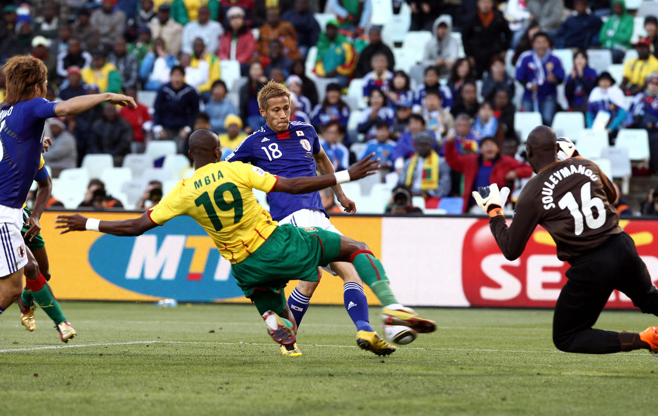 10年6月、W杯南アフリカ大会1次リーグカメルーン戦で本田（中央）がカメルーンGKをかわし先制ゴールを決める