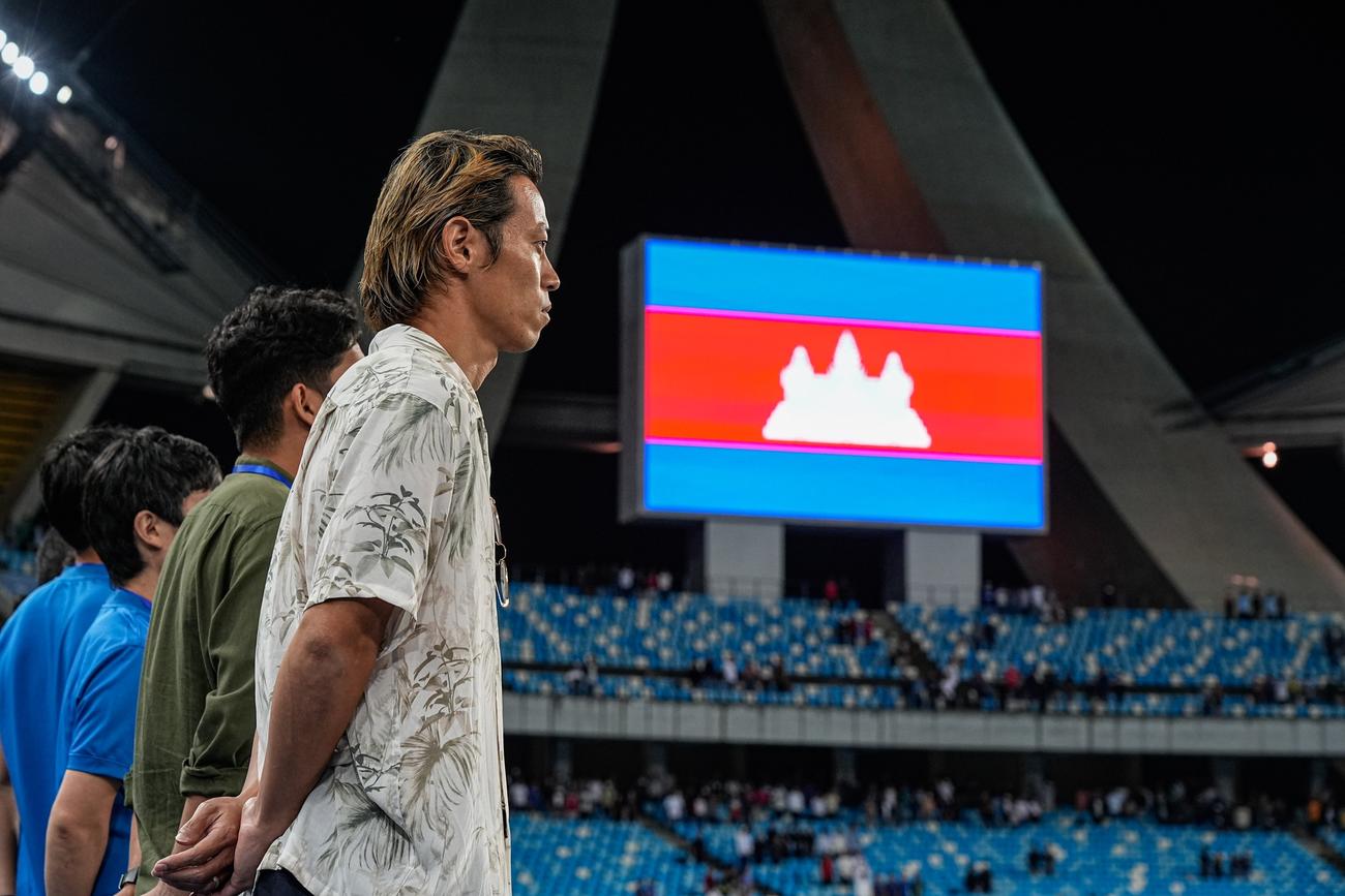 22年9月20日　U23カンボジア代表を率い、同日本代表との試合に臨んだ本田。中央の大画面にはカンボジア国旗（C）FFC