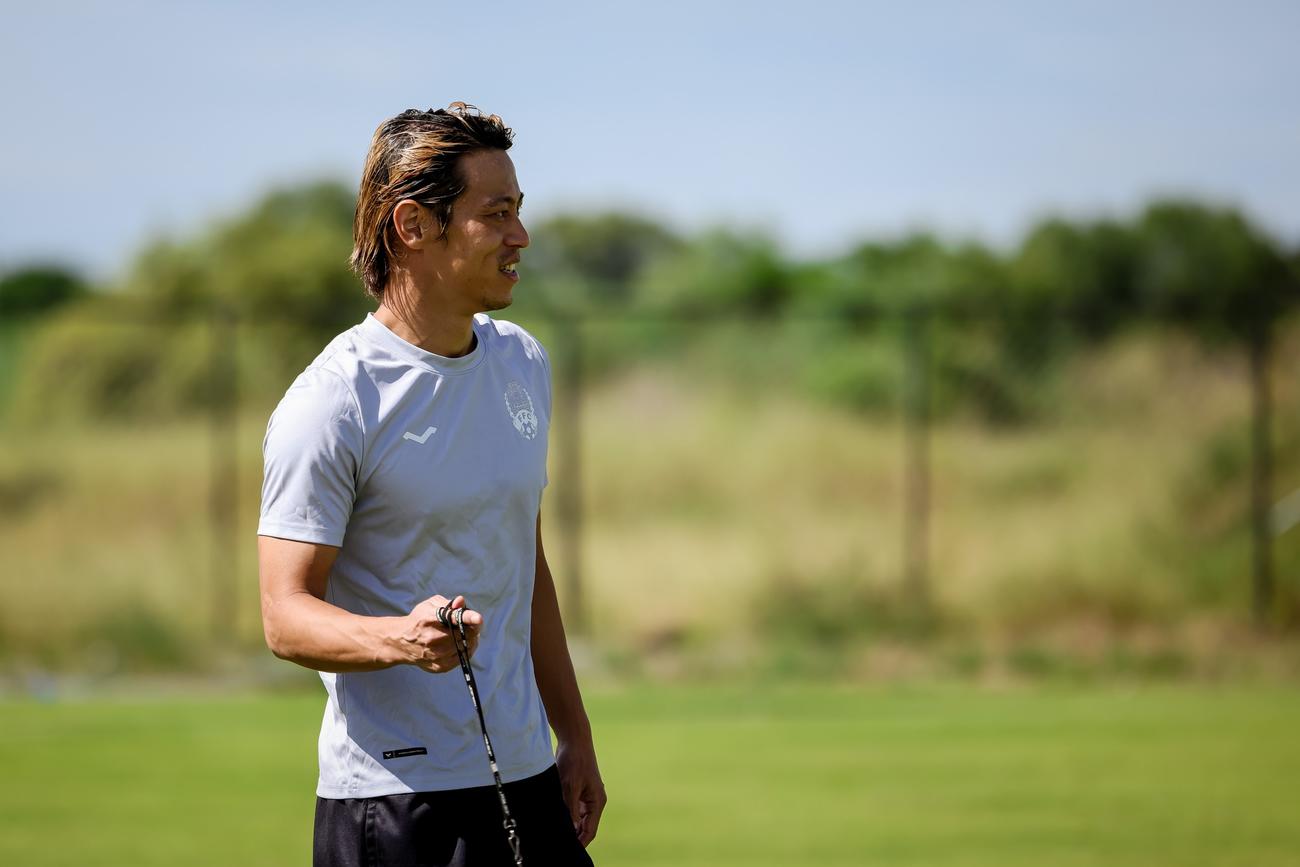 カンボジア代表の練習で笑みを浮かべる本田圭佑（C）FFC