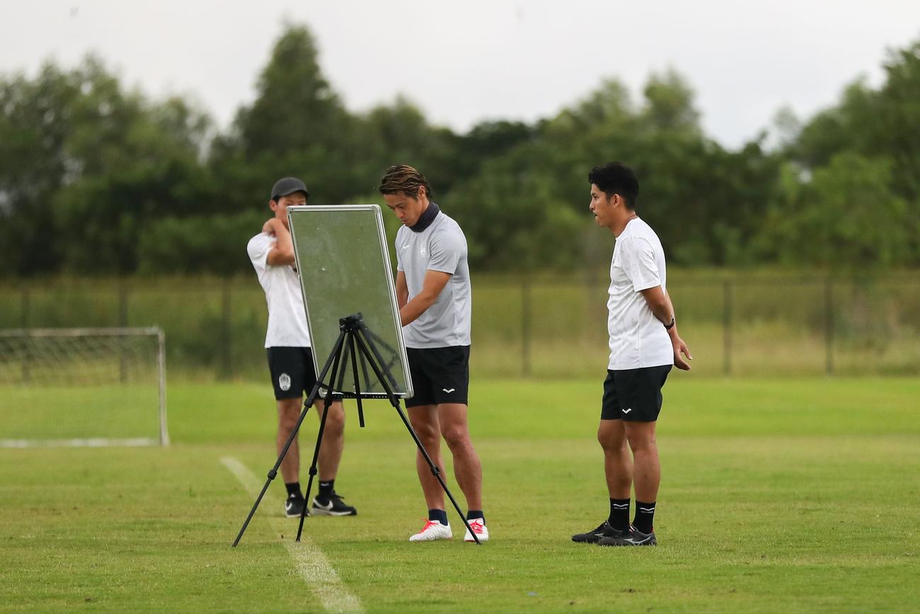 カンボジア代表の練習を行う本田圭佑（中央）（C）FFC