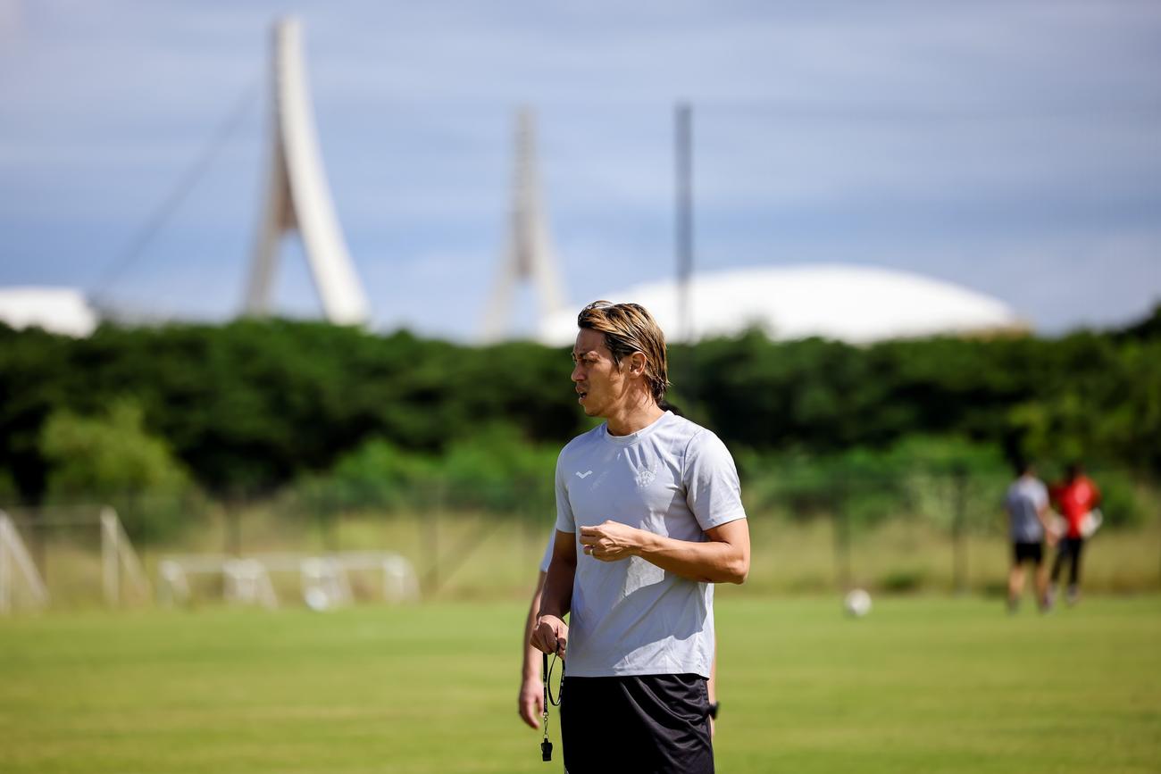 カンボジア代表の練習を行う本田圭佑（C）FFC