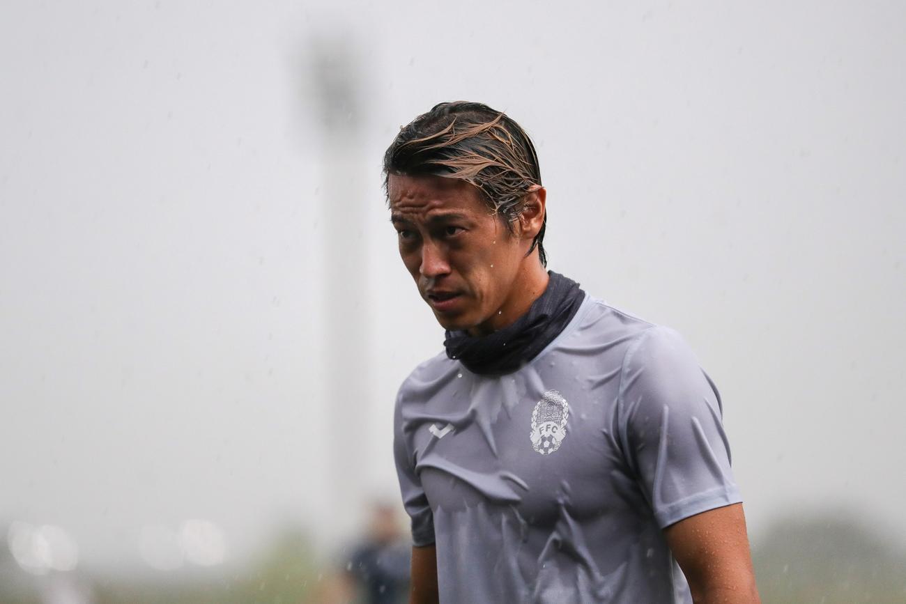 雨の中、カンボジア代表の練習を行う本田圭佑（C）FFC