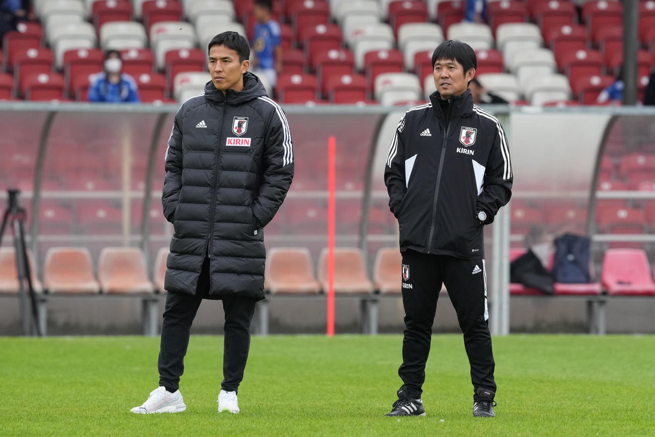 9月2日、森保監督（右）と並んで日本代表の練習を見る長谷部