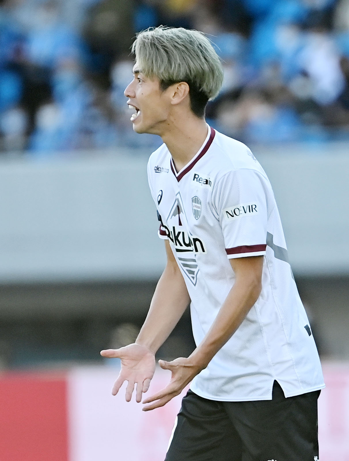 川崎F対神戸　前半、チームを鼓舞する神戸大迫（撮影・横山健太）