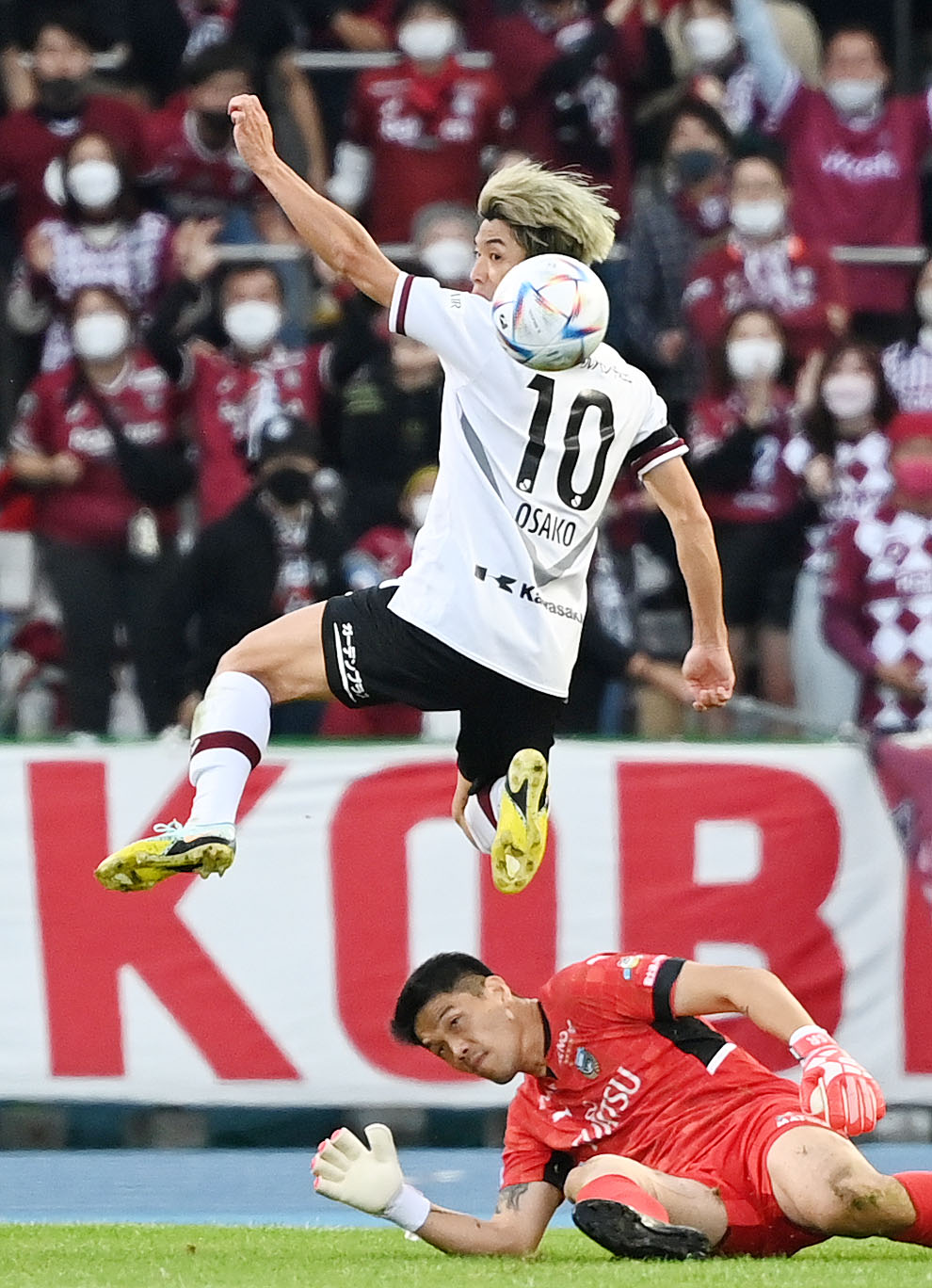 川崎F対神戸　後半、川崎FGKチョン・ソンリョン（右）にシュートをブロックされる神戸大迫（撮影・横山健太）