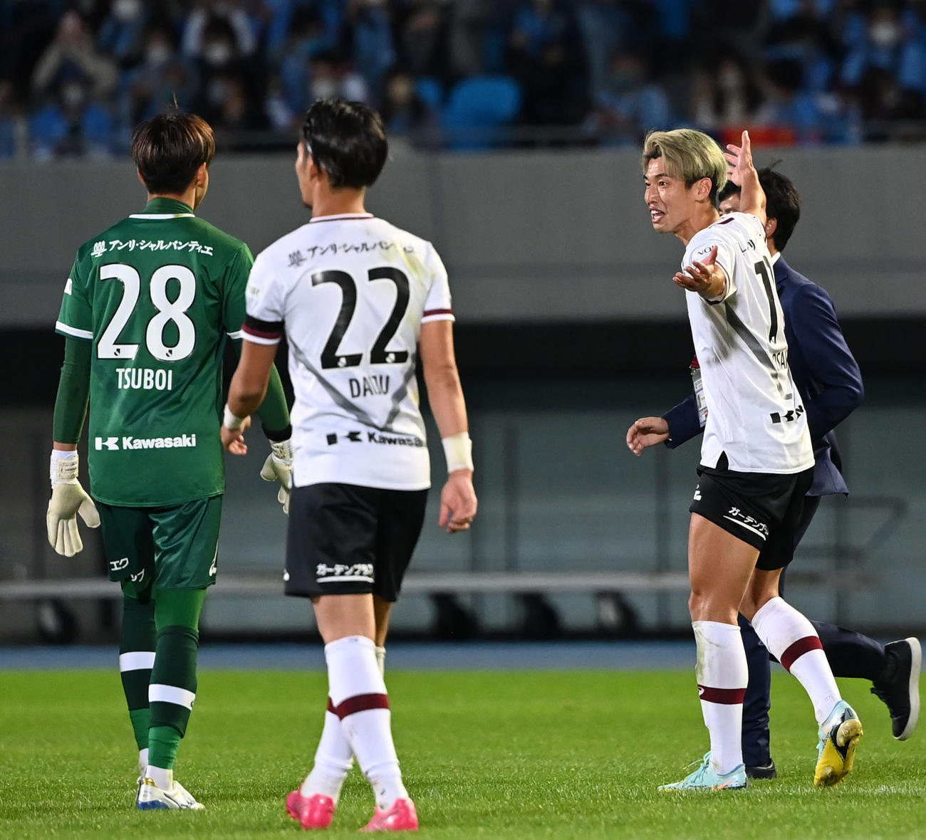 川崎F対神戸　試合後、審判に抗議する神戸大迫（右）（撮影・横山健太）