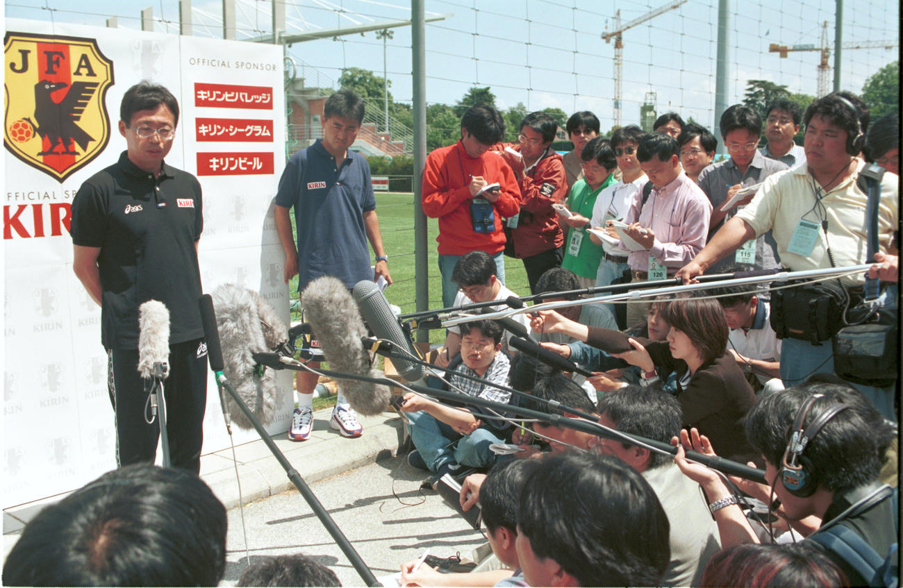 98年6月、報道陣を前にフランスW杯の最終登録メンバーからカズと北沢豪を外したことを発表する岡田監督