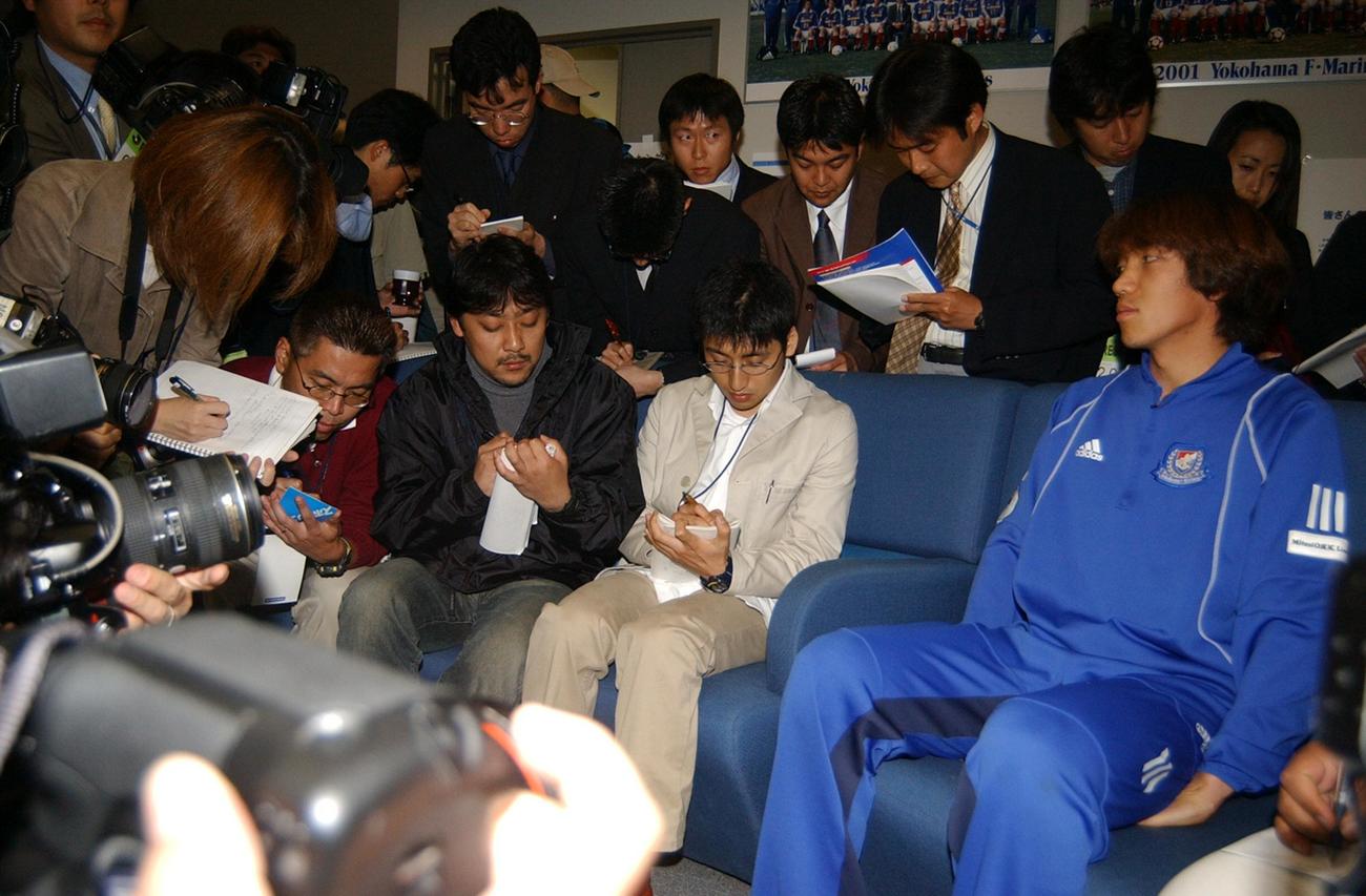 02年5月、W杯日韓大会の日本代表メンバーから落選し、大勢の記者団に囲まれ会見を行う