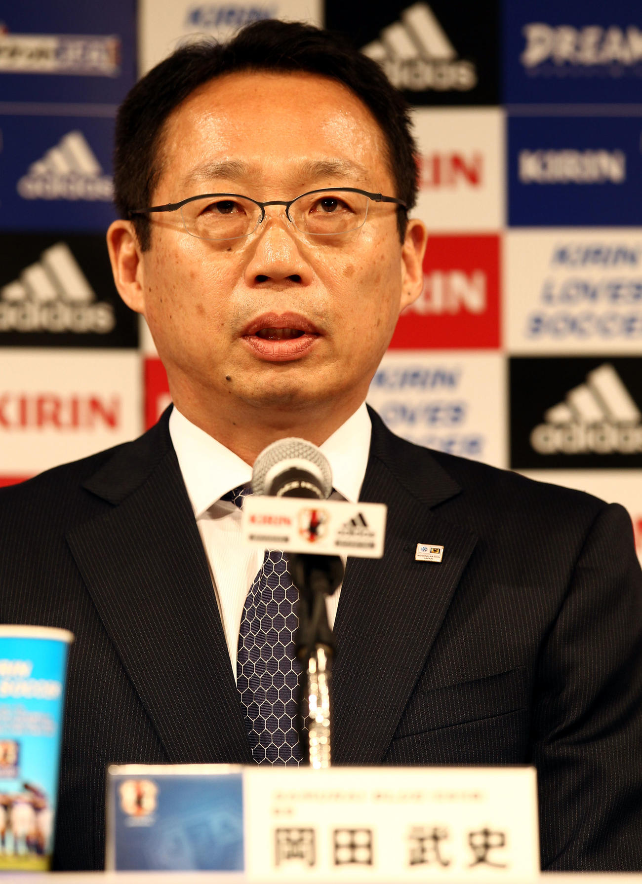 2010年5月10日、W杯南アフリカ大会日本代表選手発表会見　最終メンバーを発表する岡田武史監督