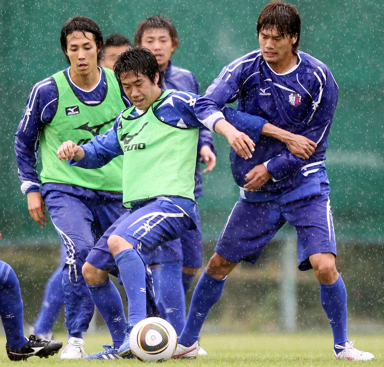 2010年5月10日、日本代表から落選したC大阪MF香川真司（中央）は降りしきる雨の中、ミニゲームで汗を流す