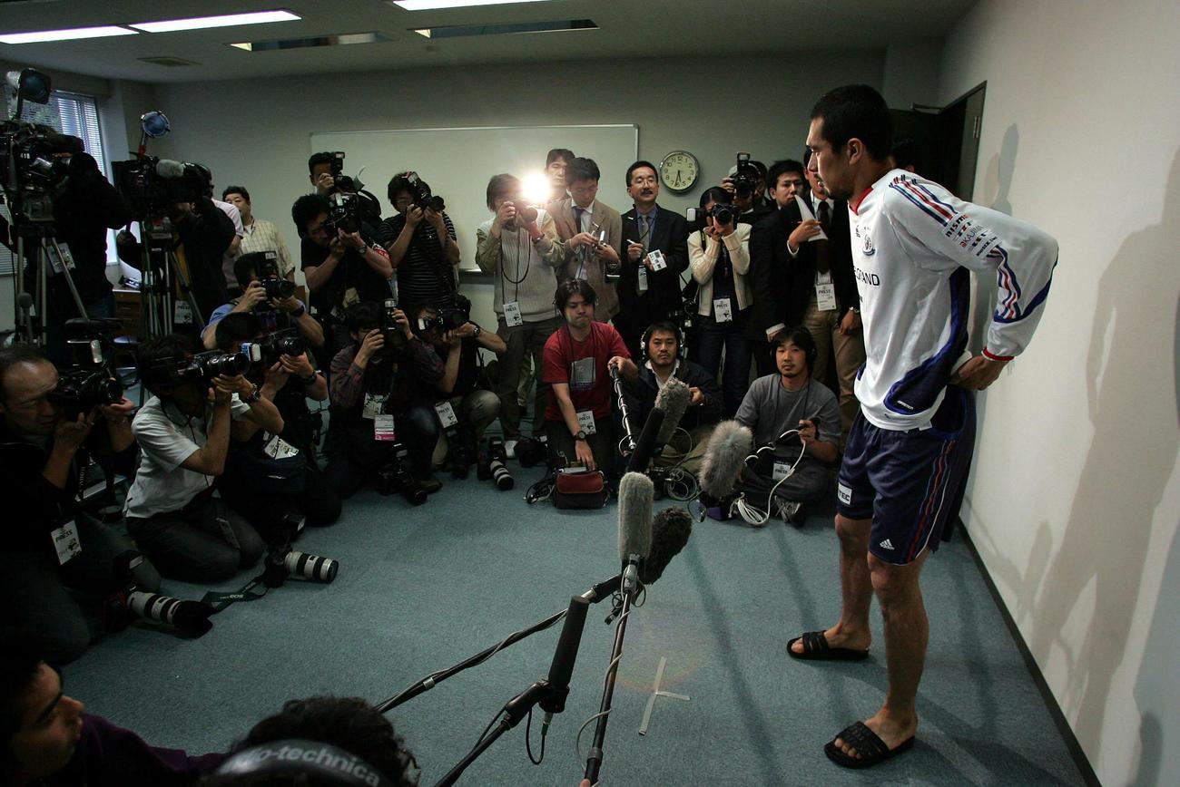 06年5月、W杯メンバー落選を受け、多くの報道陣の前で会見を行う久保竜彦